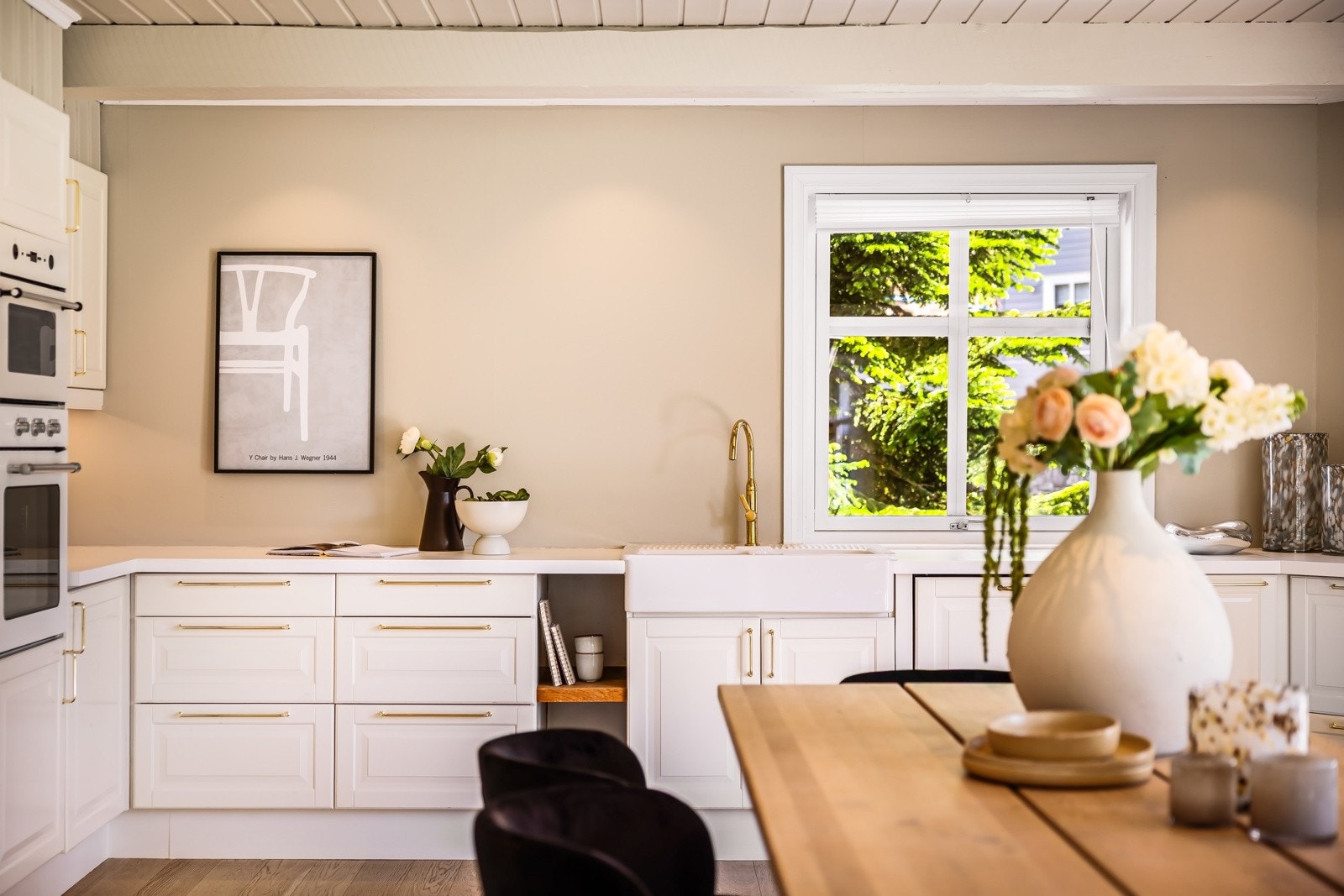 - Et godt og praktisk kjøkken med mye skap og hylleplass - Galleribilde