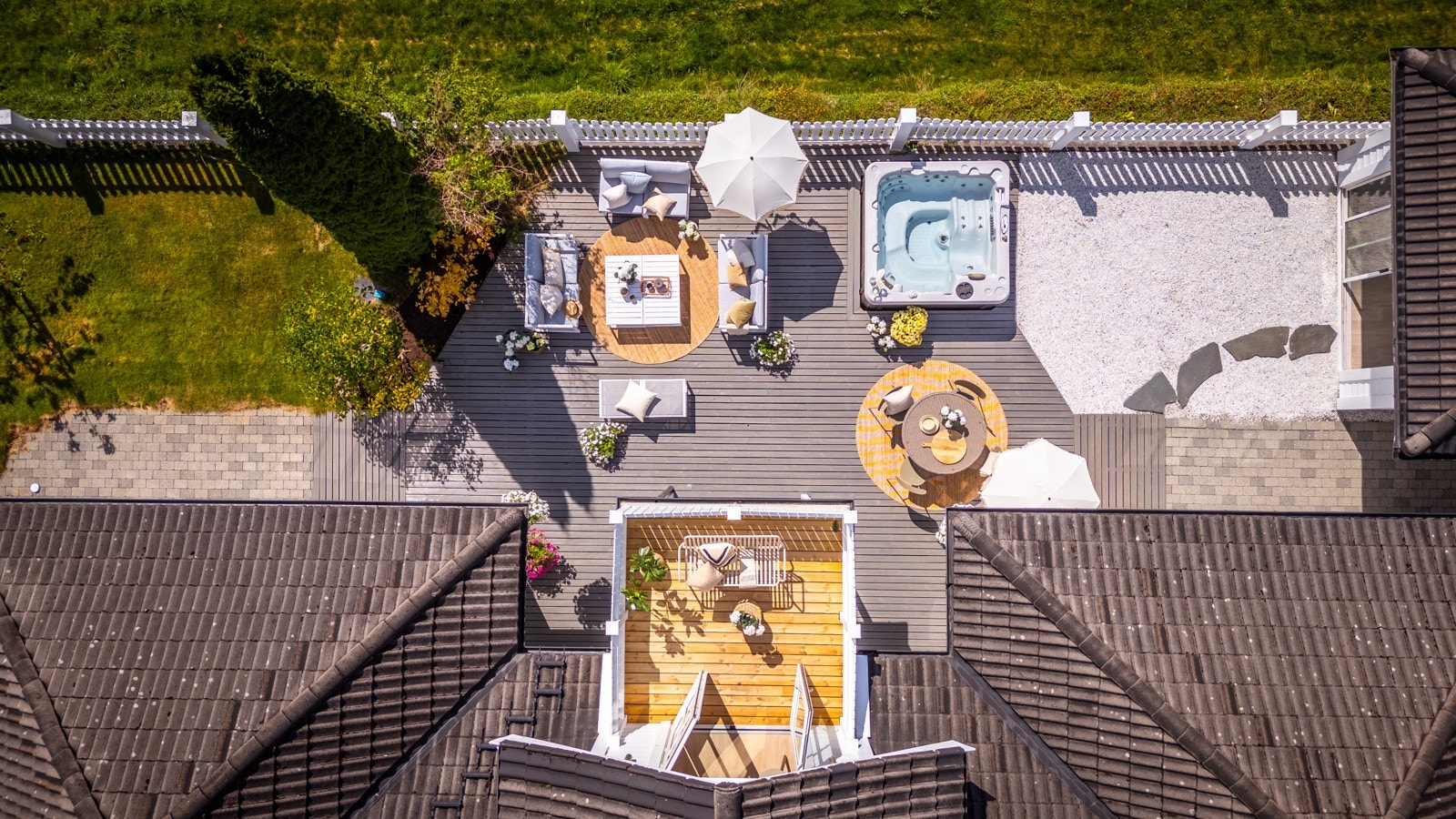 - Sett ovenfra ser du pene og pyntelige og godt forseggjorte uteområder - Galleribilde