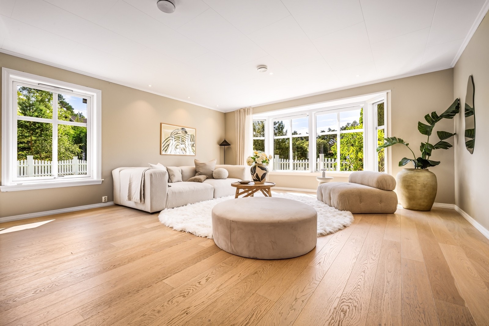 - Vi tar turen inn i den lyse og herlige stuen - Galleribilde