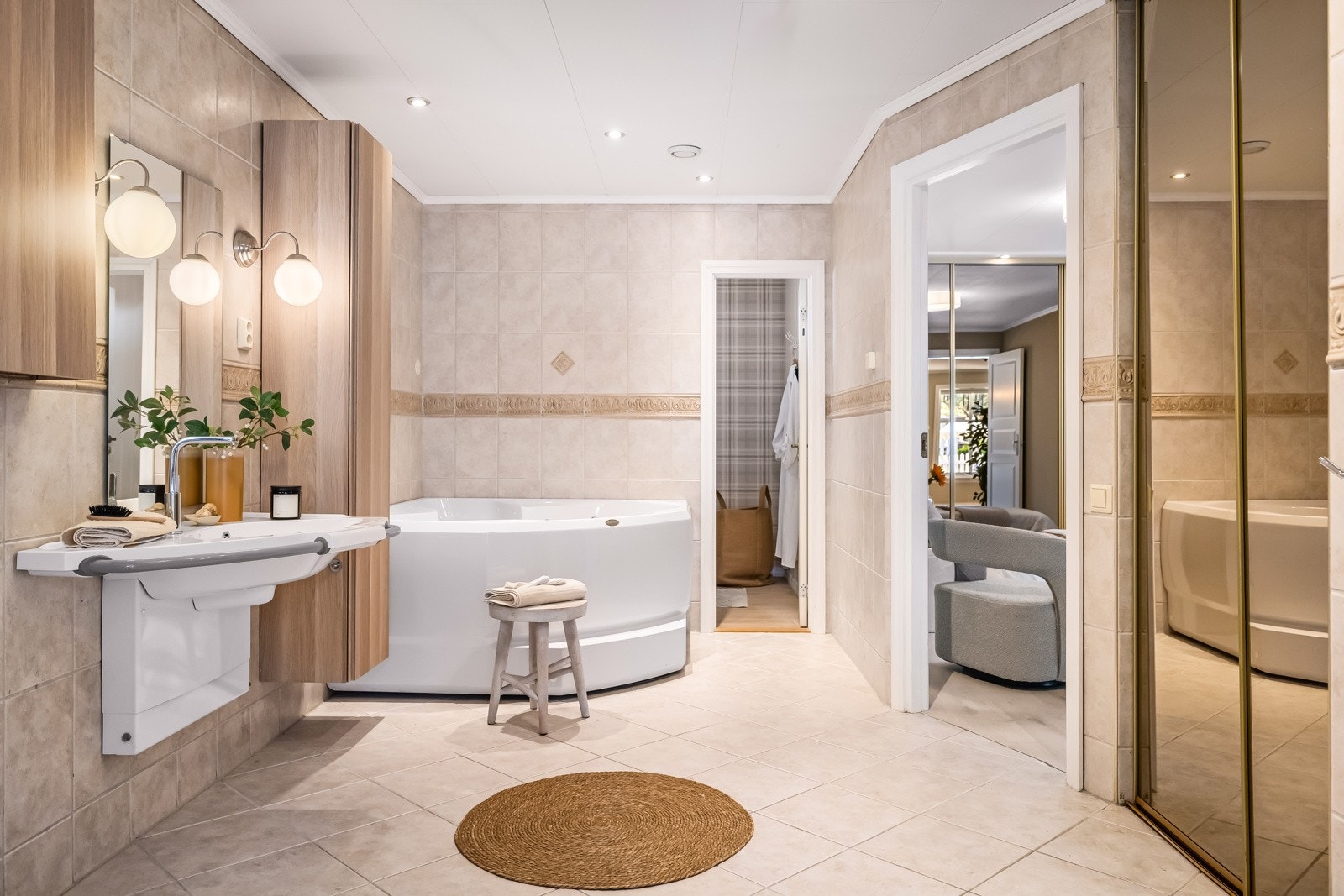 - Romslig og innholdsrikt helfliset bad med mye oppbevaringsplass - Galleribilde