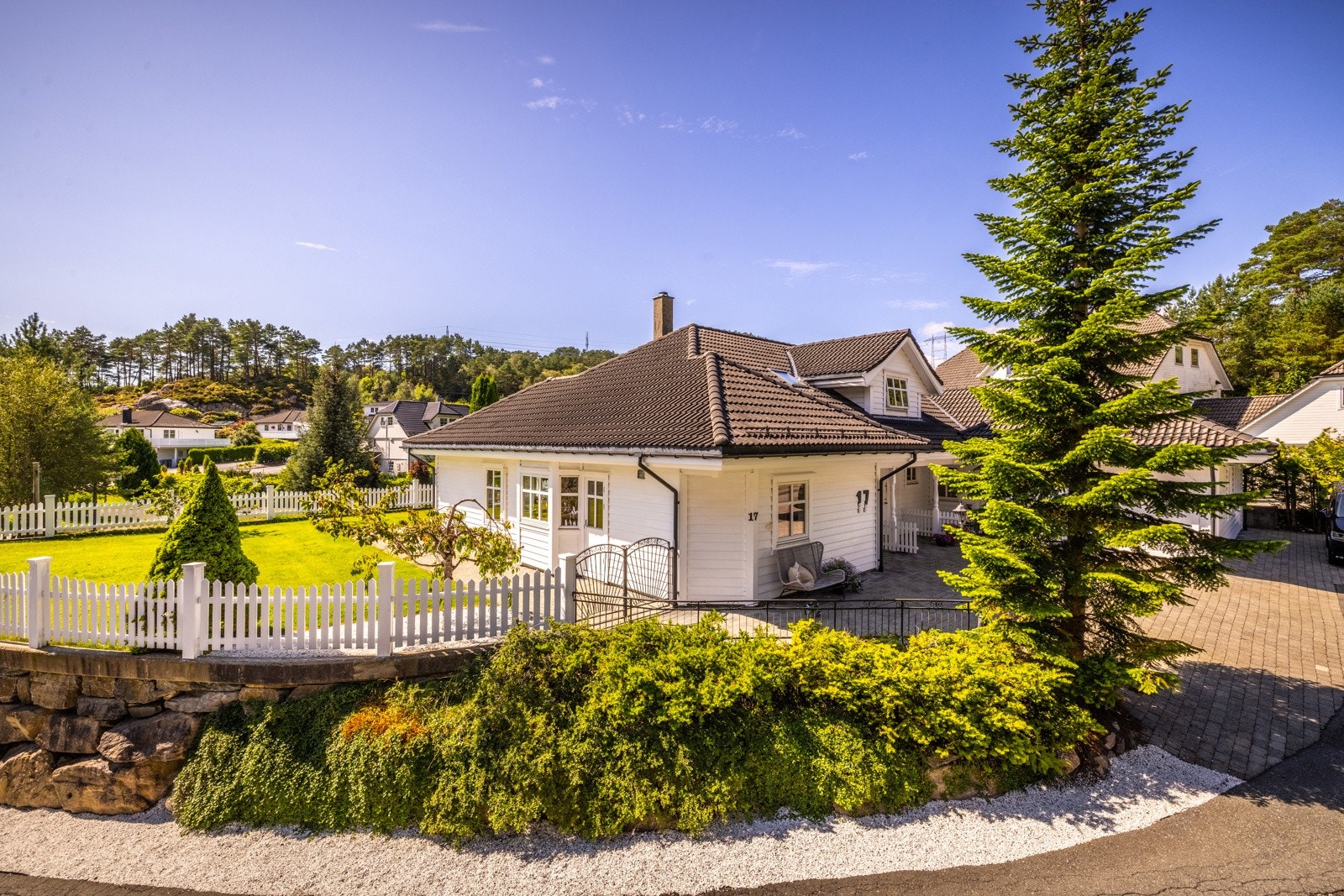 - Dagligvarebutikk og treningssenter finner du 2 minutter unna, mens Vestkanten Storsenter ligger kun 5 minutter med bil - Galleribilde