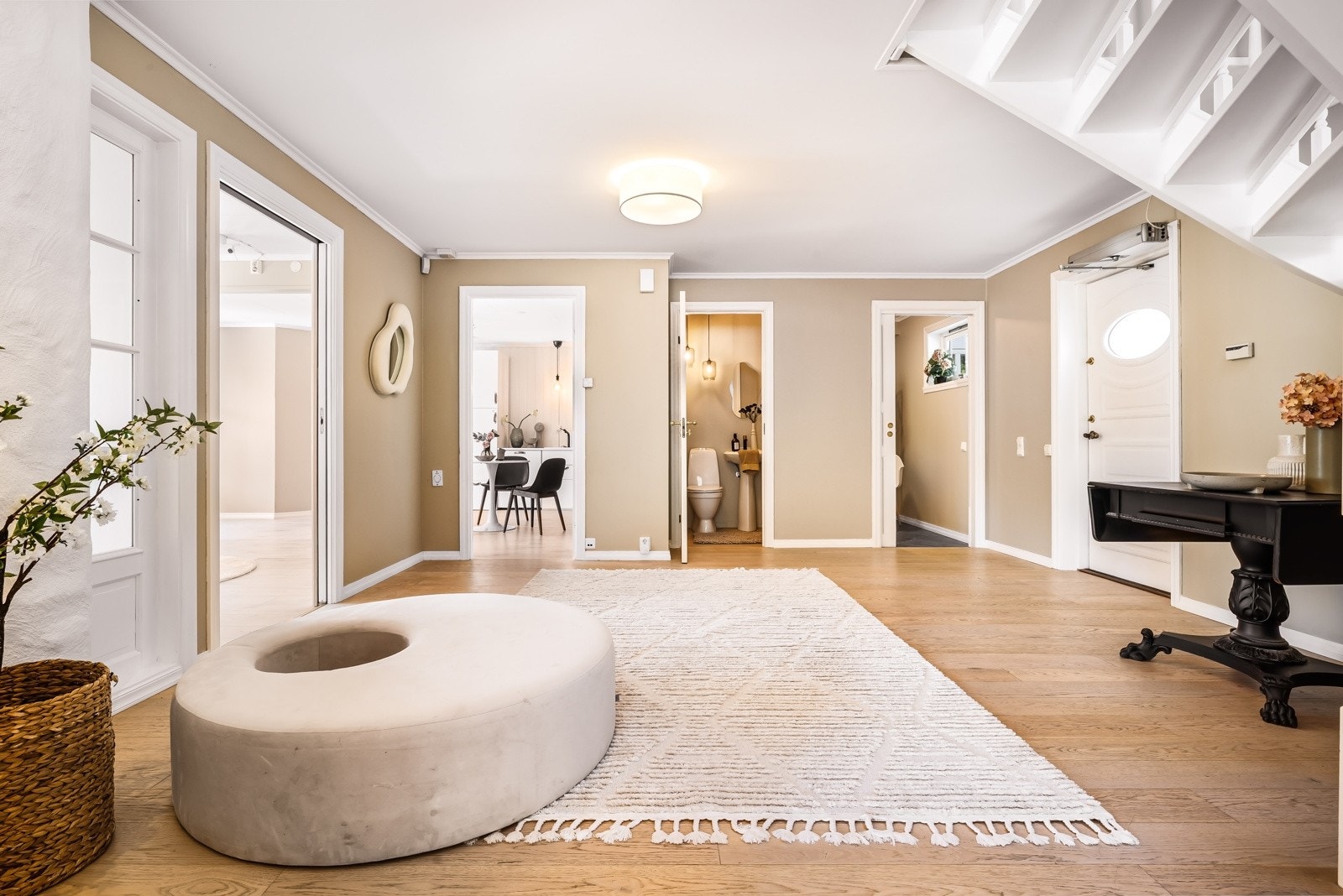 - Velkommen inn - Her finner du også trapp opp til loftsetasjen - Galleribilde