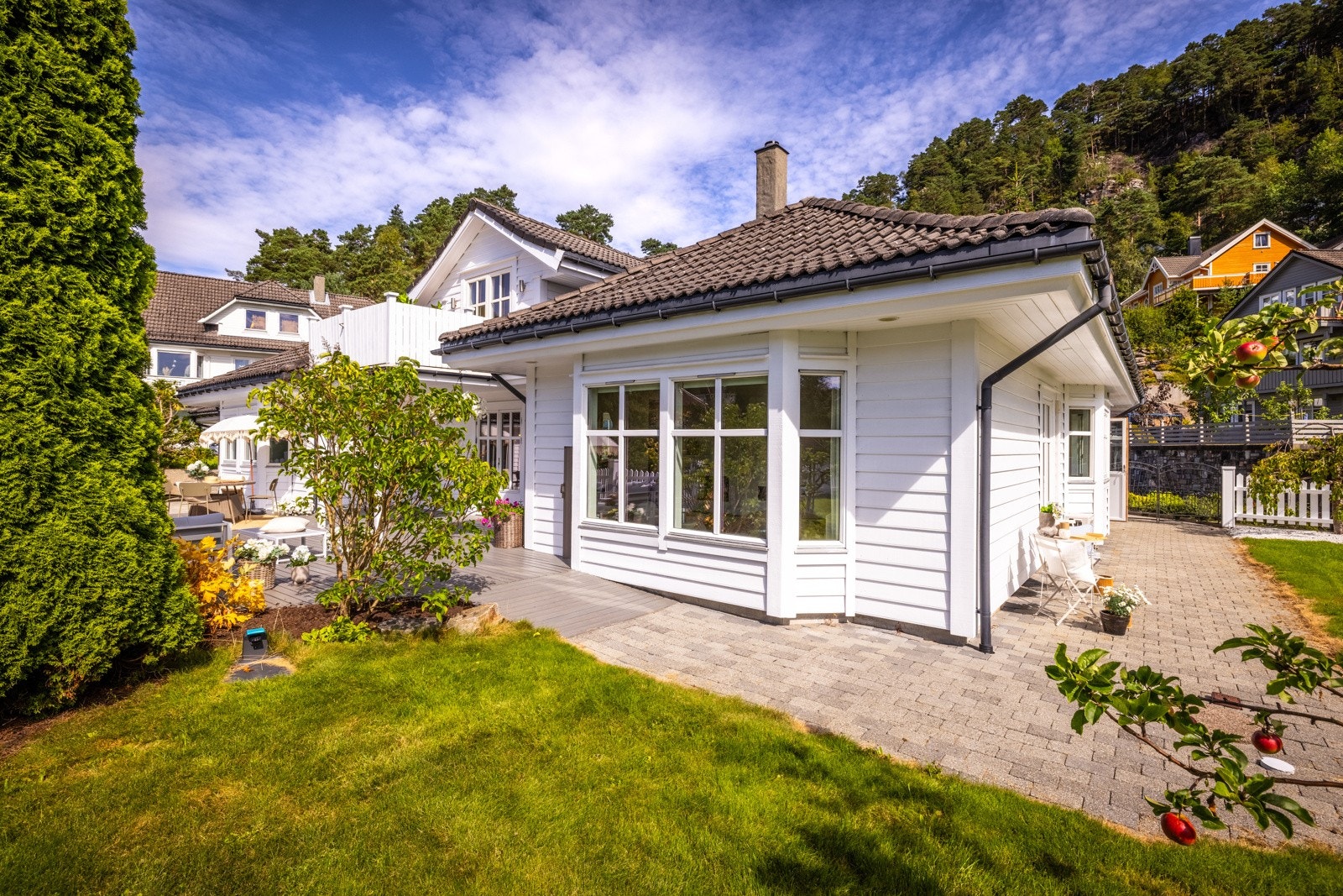 - Det er lagt belegningsstein rundt store deler av huset - Galleribilde