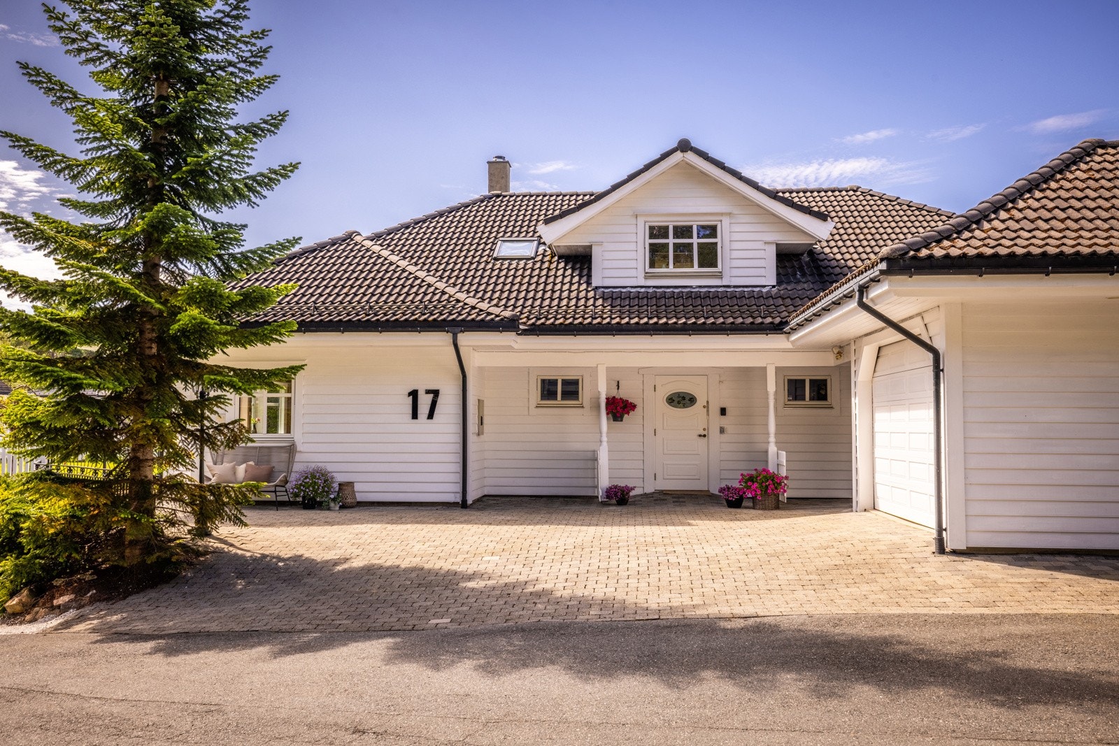 - Dine gjester får et godt førsteinntrykk av eiendommen, med rette pene linjer og en godt vedlikeholdt eiendom - Galleribilde