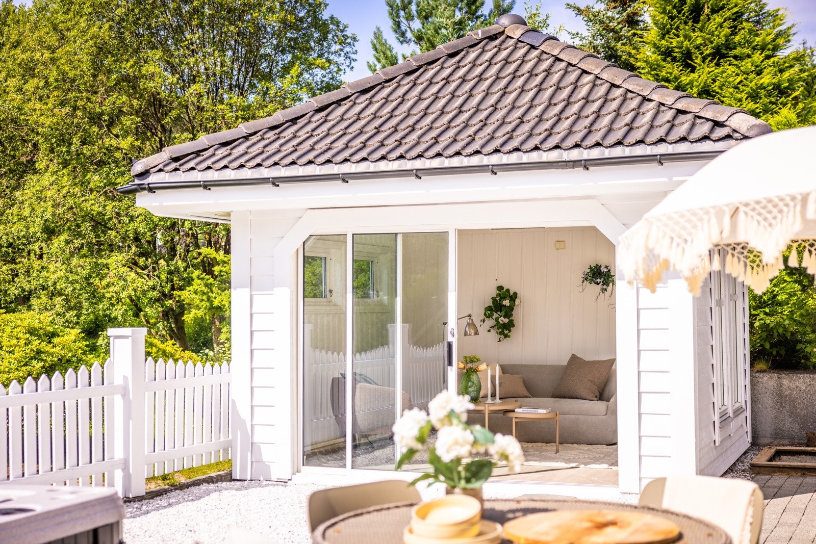 - Midt i hagen finner du et sjarmerende lysthus - en idyllisk plass for kaffe, måltider eller en god bok i ly for vind og vær - Galleribilde