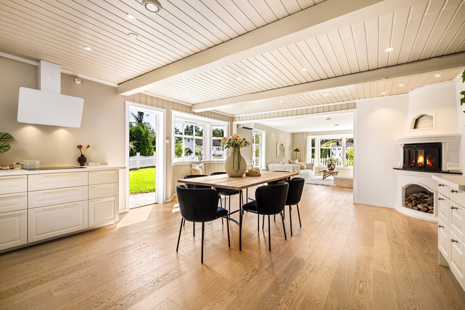 - Det er vedovn både i stuen og på kjøkkenet - Galleribilde