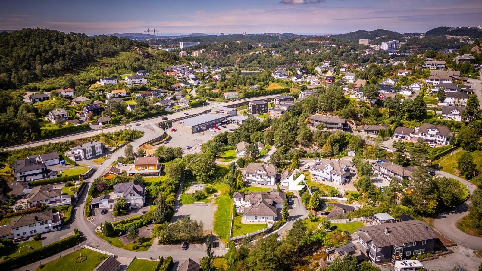 For den turglade ligger flotte turområder rett i nærheten - fra den barnevennlige runden rundt Tennebekktjørna i Kanadaskogen til mer krevende turer som Lyderhorn, med fantastisk utsikt over Bergen Galleribilde