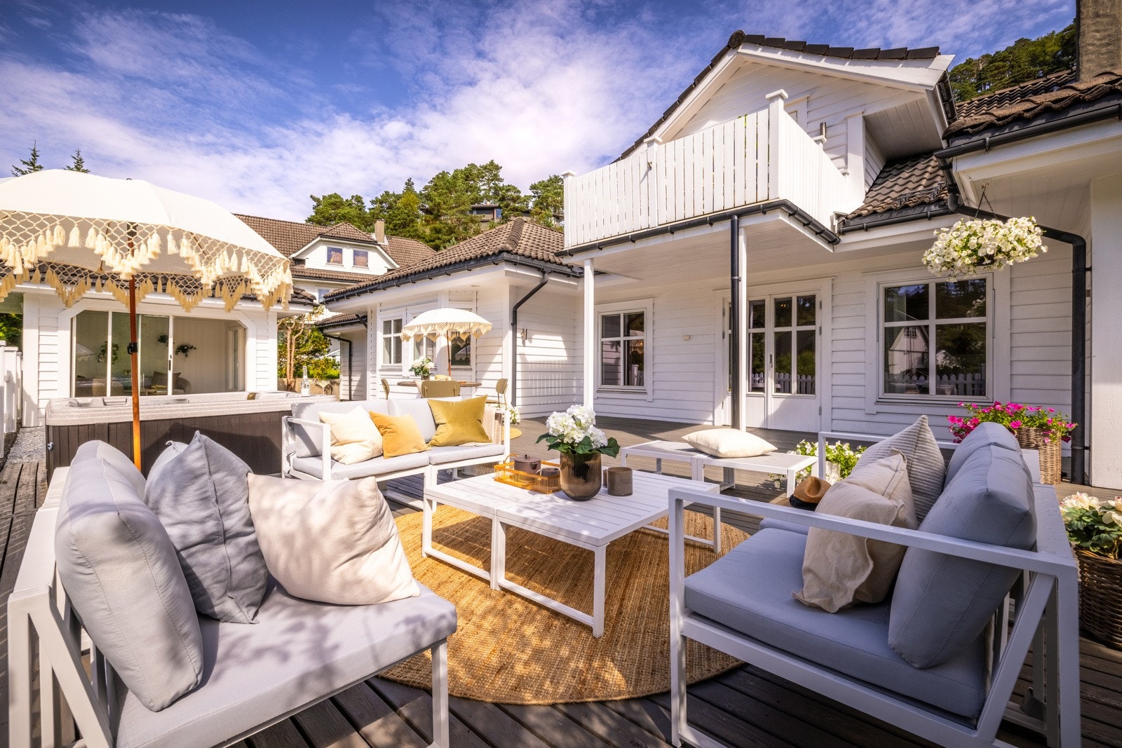 - Store deler av hagen er opparbeidet med terrasse, perfekt for utemøbler og sommermåltider - Galleribilde