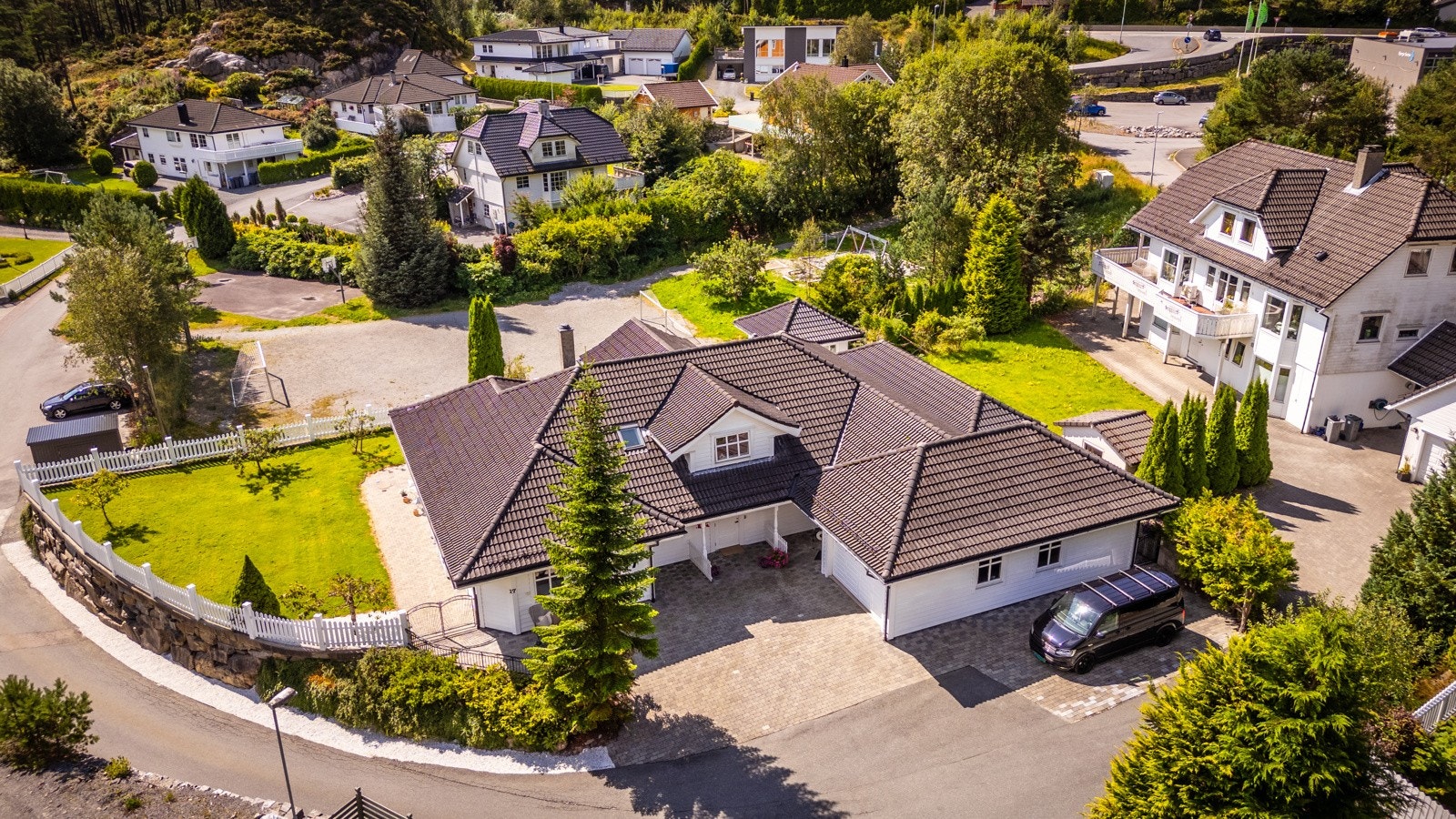 - Beliggende i en rolig blindvei, med kort vei til barnehage, barneskole, lekeplasser og fotballbaner - Galleribilde