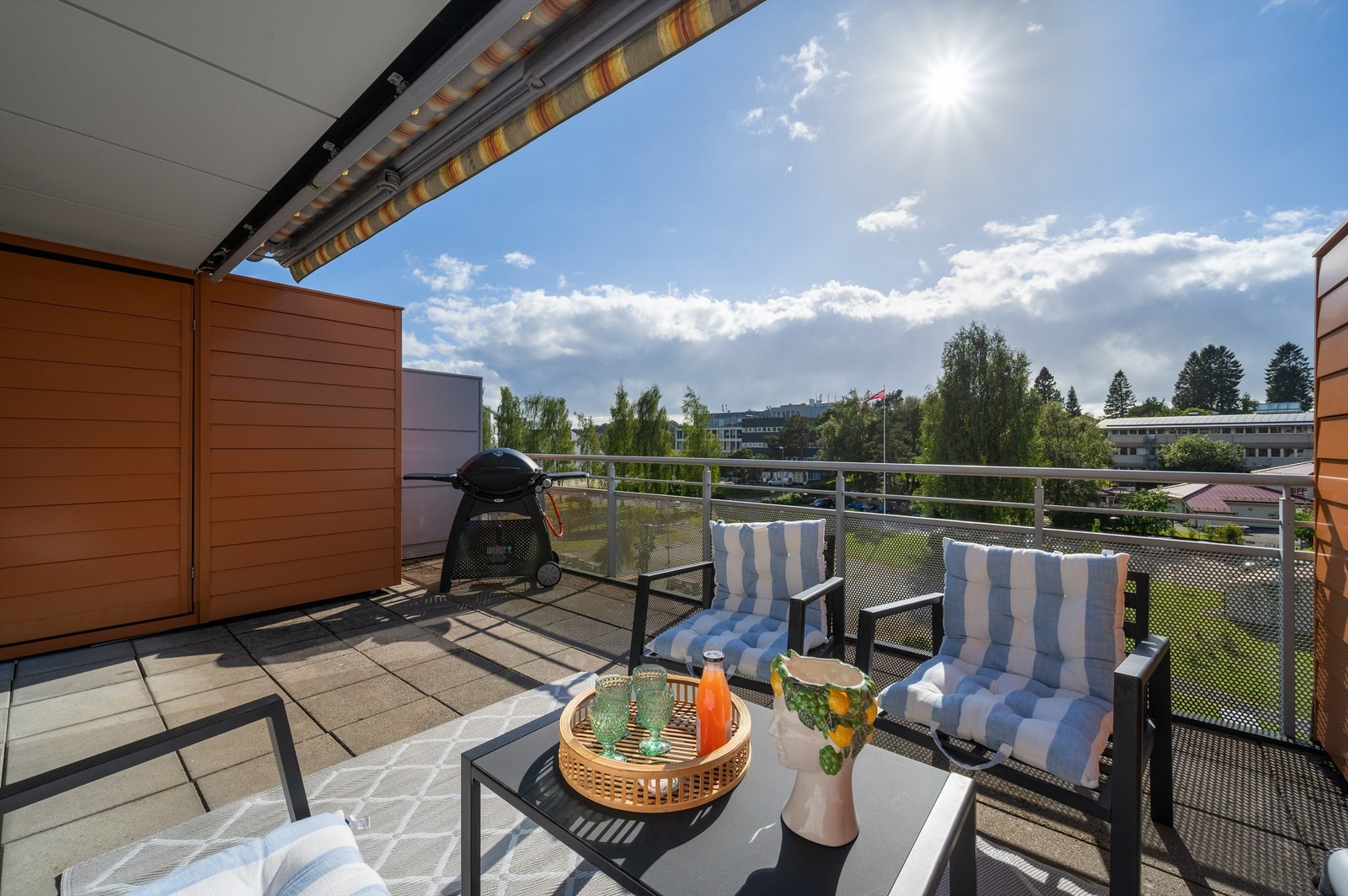 Herlig uteplass på hele 18 kvm med god plass til stor sittegruppe og grill Galleribilde