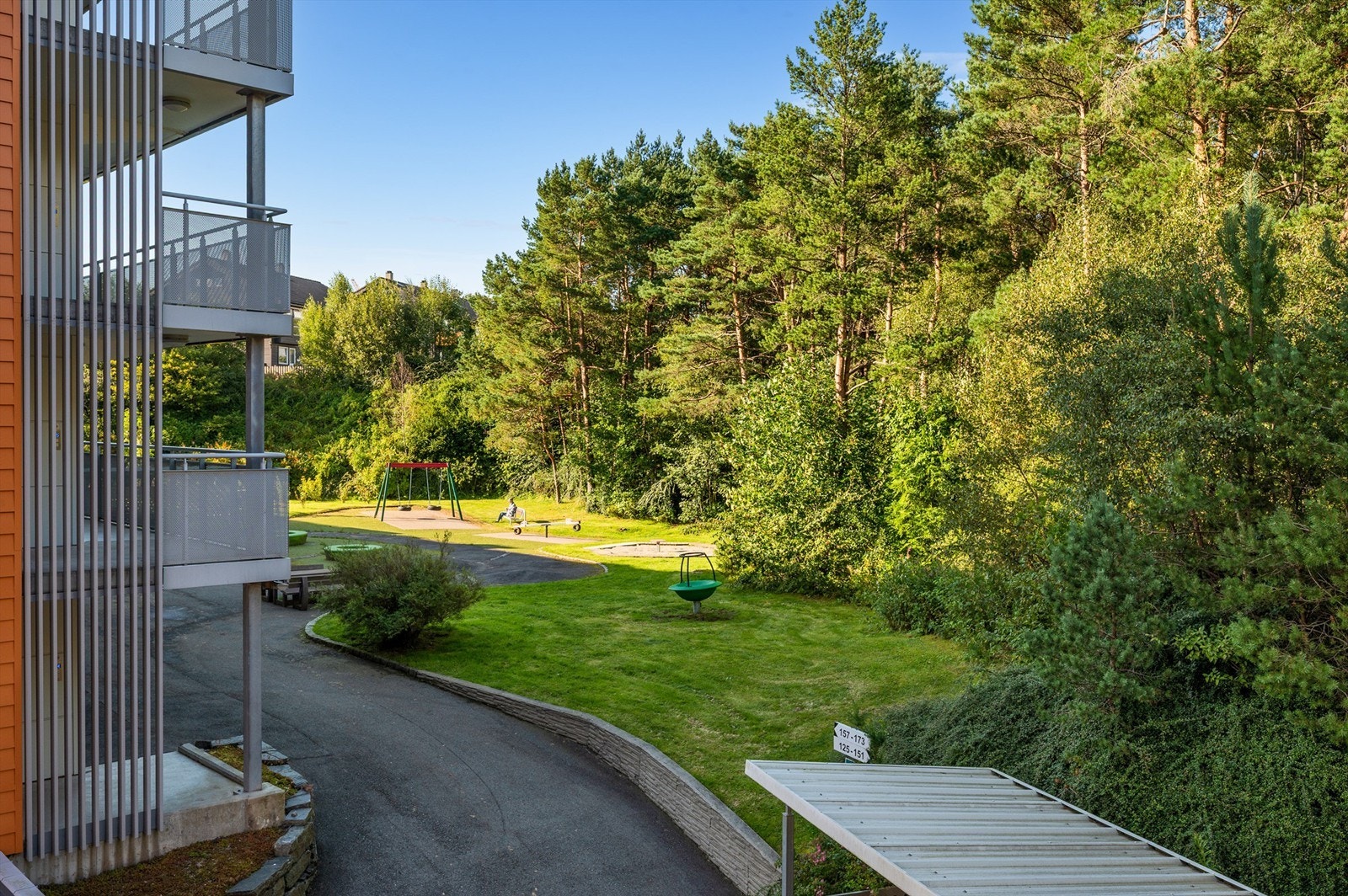 Lekeområde og sittebenker finner du like bak byggene, Galleribilde