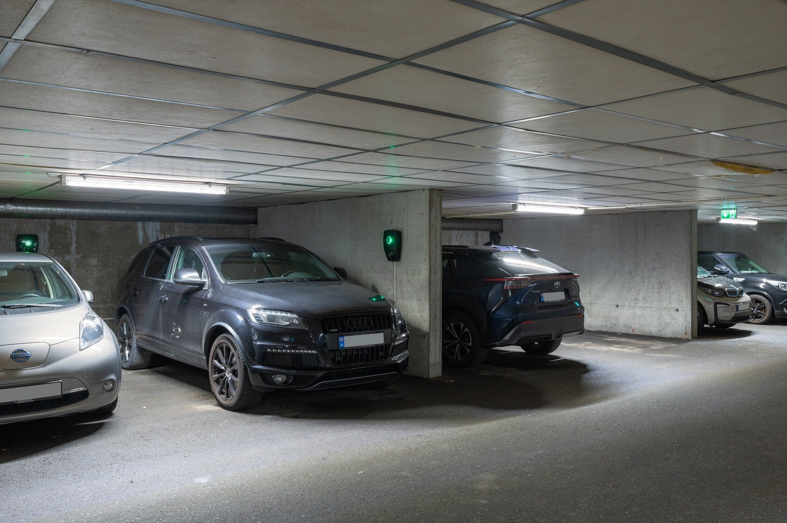 Med leiligheten medfølger det fast parkeringslass i felles lukket garasjeanlegg hvor man har tilgang via heis fra leiligheten. Galleribilde