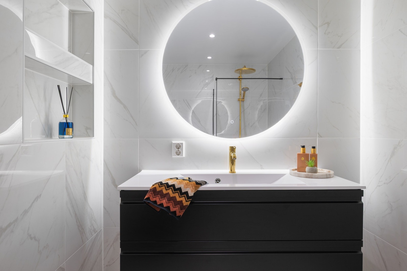 Badet ble renovert av fagfolk i 2022 - Da ble wc og bad slått sammen til ett rom og det ble laget eget teknisk rom til vaskemaskin/tørkerommel og varmtvannsbereder. Galleribilde