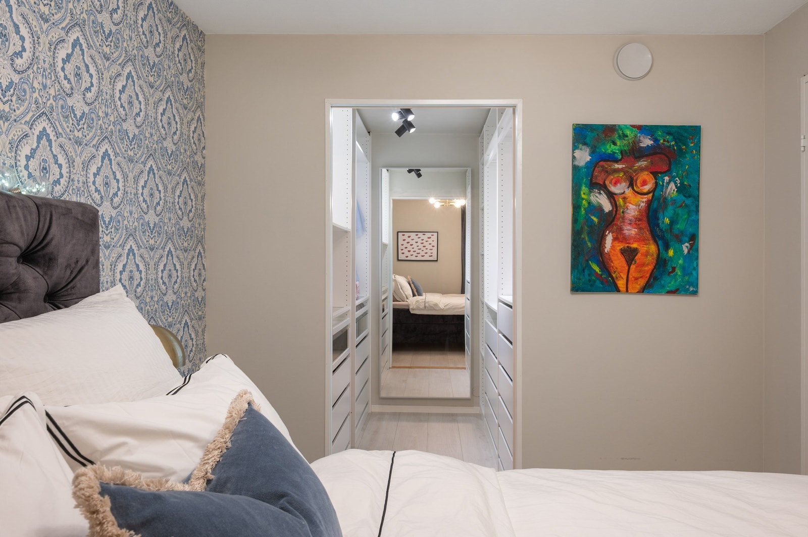 Hverdagsluksus! - På soverommet finner du også en nydelig walk-in garderobe med gode oppbevaringsmuligheter og vegghengt speil. Galleribilde