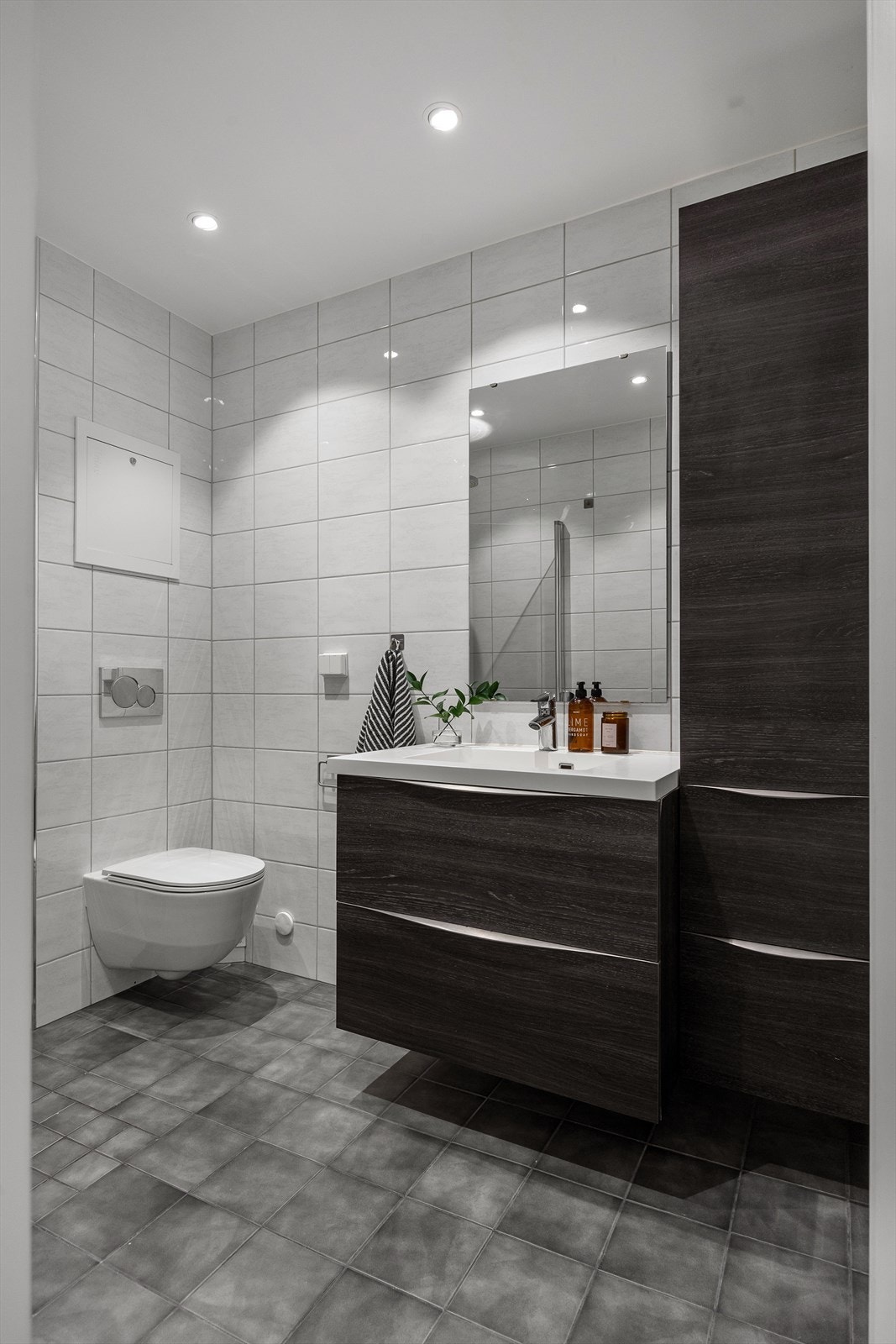 Rommet er utstyrt med veggmontert WC og servant med ettgreps blandebatteri i innredning. Galleribilde