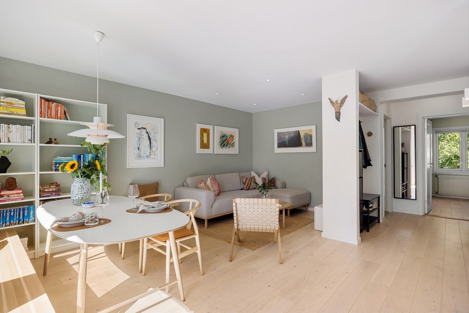 Gulvet er belagt med flott parkett, og overflatene er malt i delikate og moderne fargetoner. Galleribilde