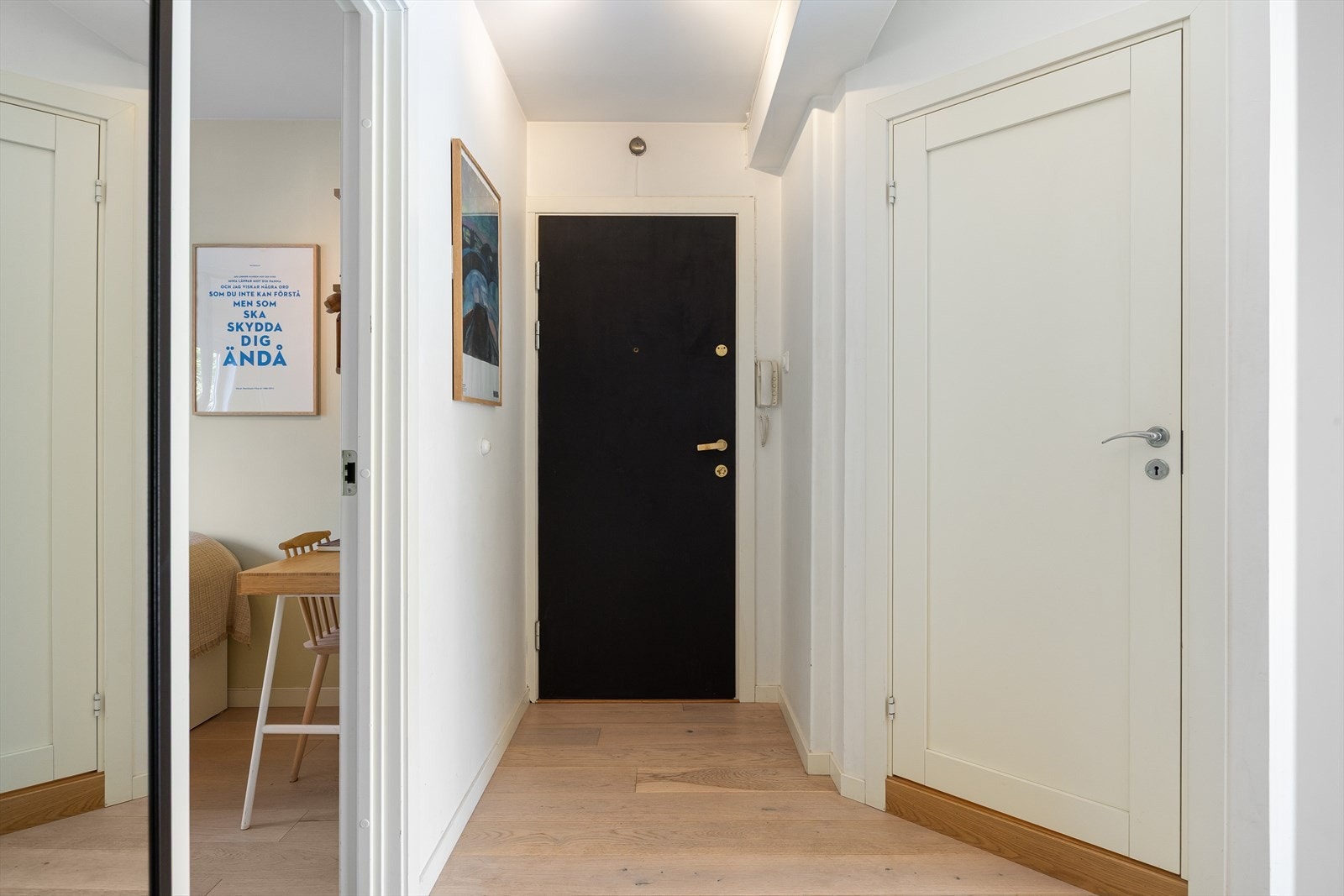 Leiligheten har en innbydende entré som skaper et umiddelbart godt førsteinntrykk. Oppgangen har porttelefon. Galleribilde