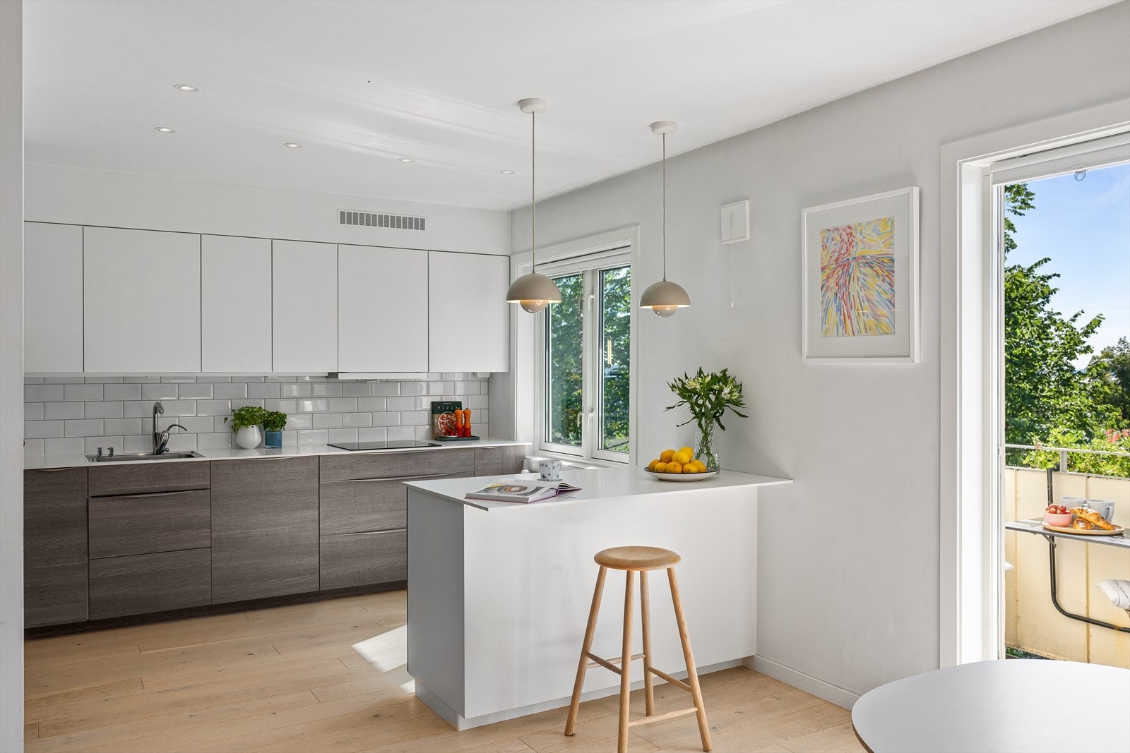 En sosial kjøkkenøy binder rommet sammen og gir perfekt kontakt med gjester i hyggelige lag. Galleribilde