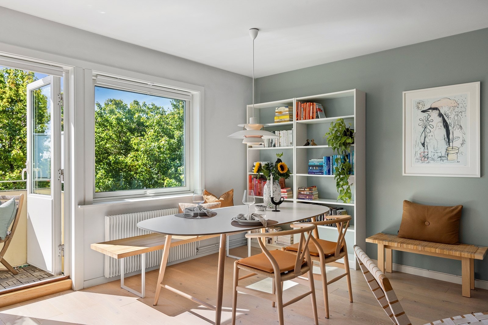 Planløsningen åpner opp for flere møbleringsmuligheter med god plass til sofagruppe, TV-møbler og spisebord med tilhørende stoler. Galleribilde