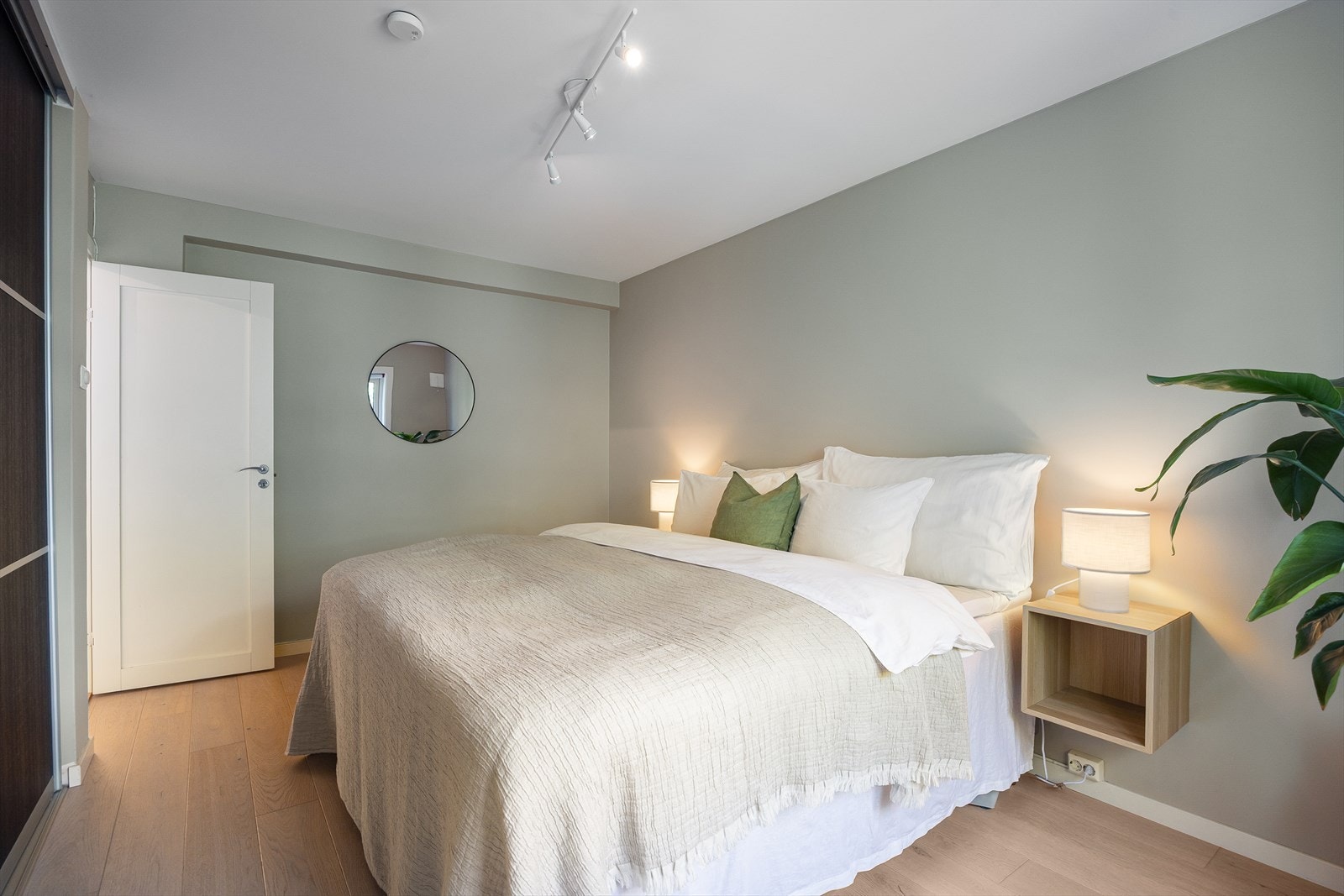 Store vindusflater kombinert med moderne fargevalg gir rommet en lys og innbydende atmosfære. Galleribilde