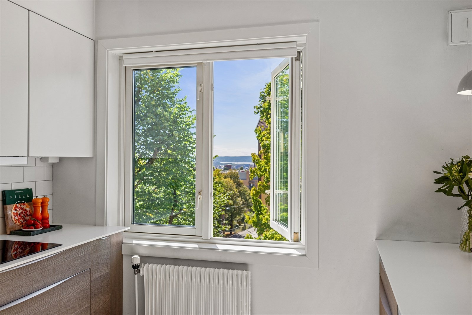 Kjøkkenet har også et stort vindu som gir flott utsikt mot fjorden. Galleribilde