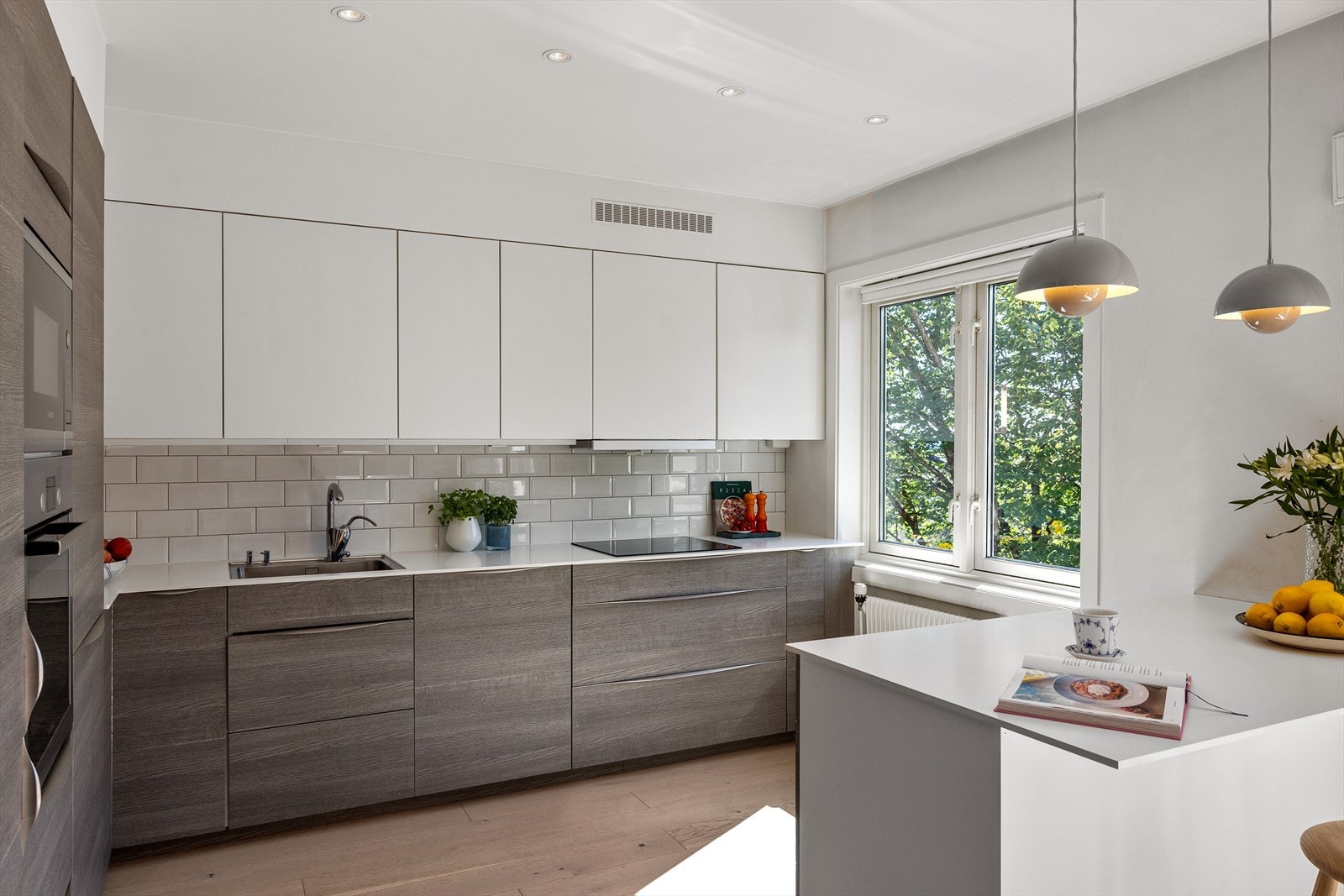 Innredningen har fronter i finer, kompaktlaminat benkeplate og stilren kum med ettgreps blandebatteri. Galleribilde