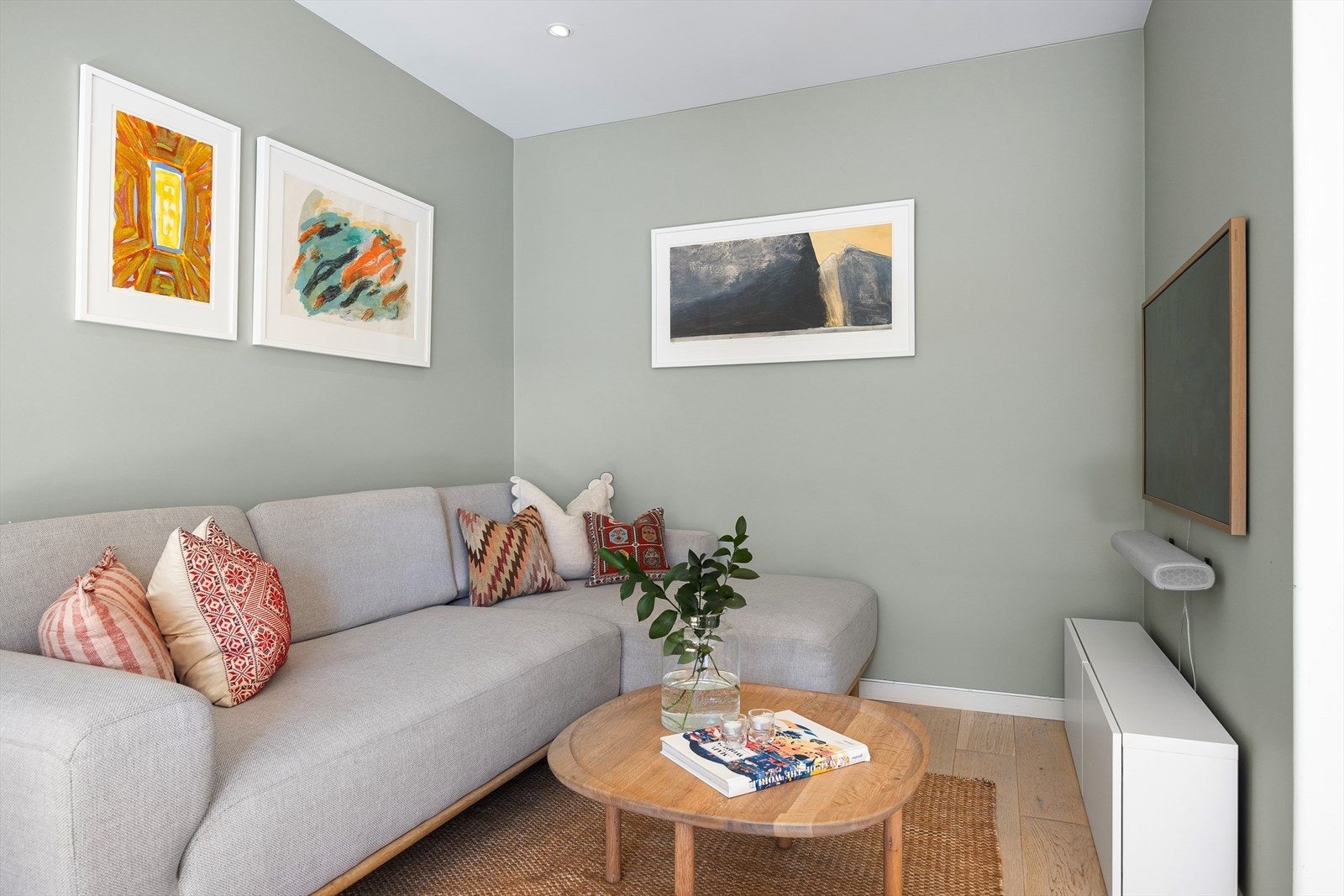 Stuen er utstyrt med downlights i himlingen, som gir en moderne og stemningsfull belysning. Galleribilde