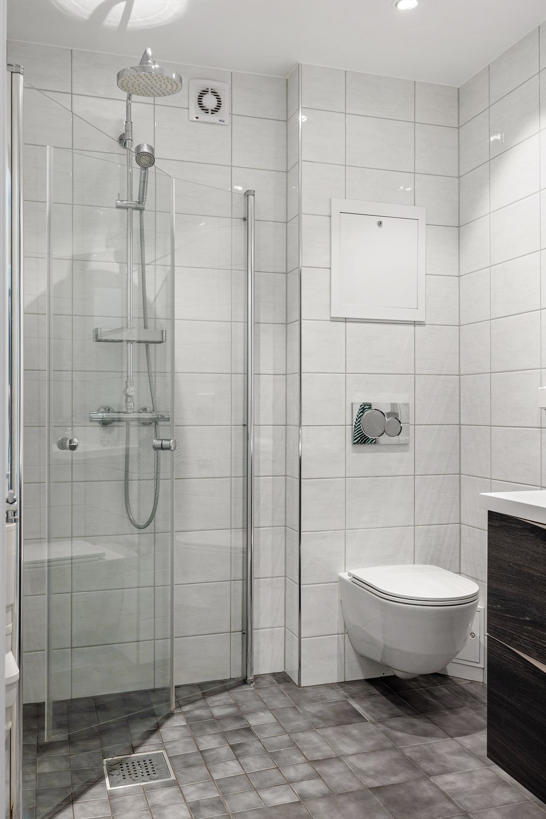 Dusjnisje med inn- og utadslående glassdører. Galleribilde