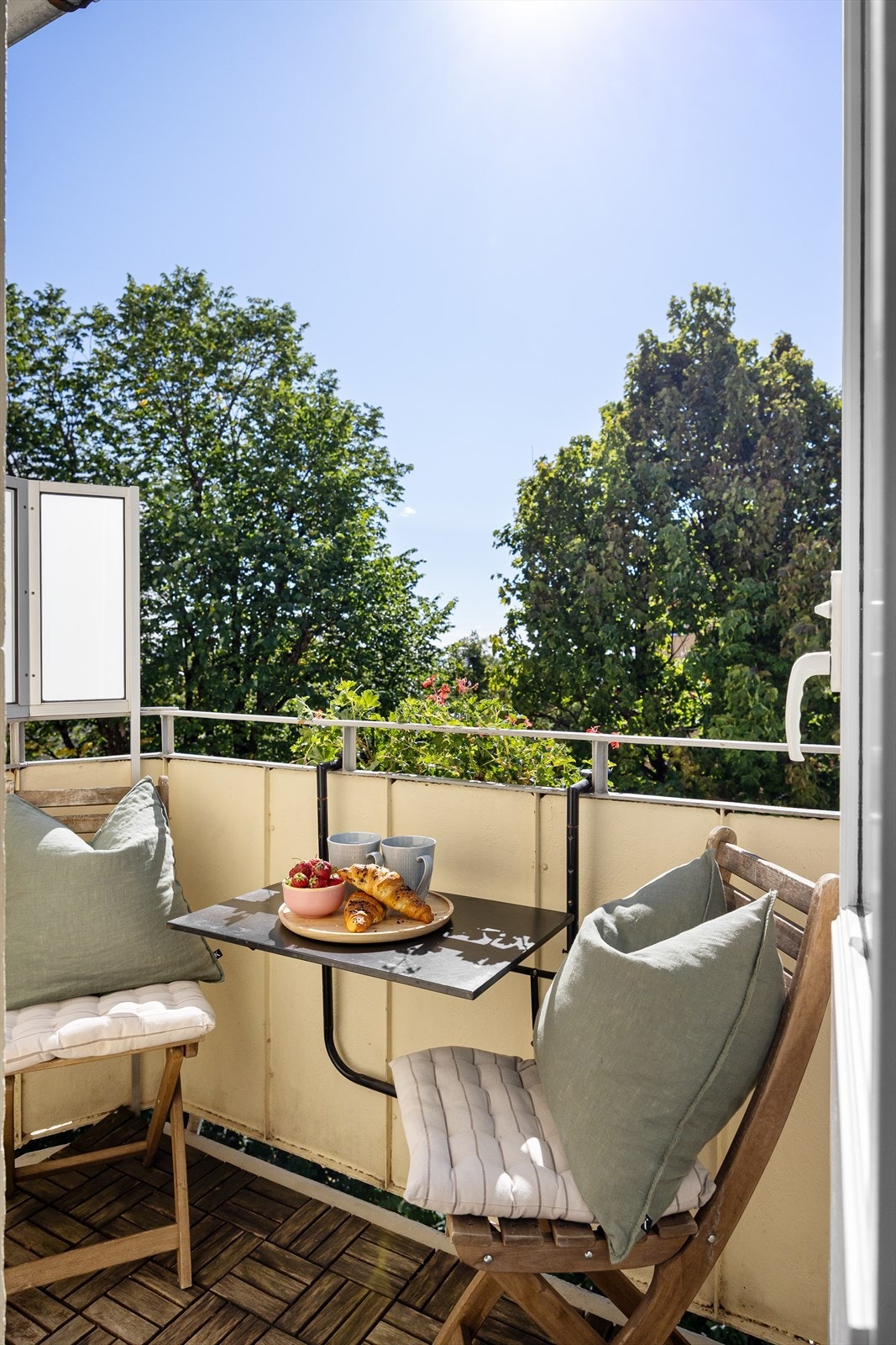 Balkongen egner seg perfekt for en liten sittegruppe eller beplantning, og gir deg et trivelig uterom i vår- og sommerhalvåret. Galleribilde