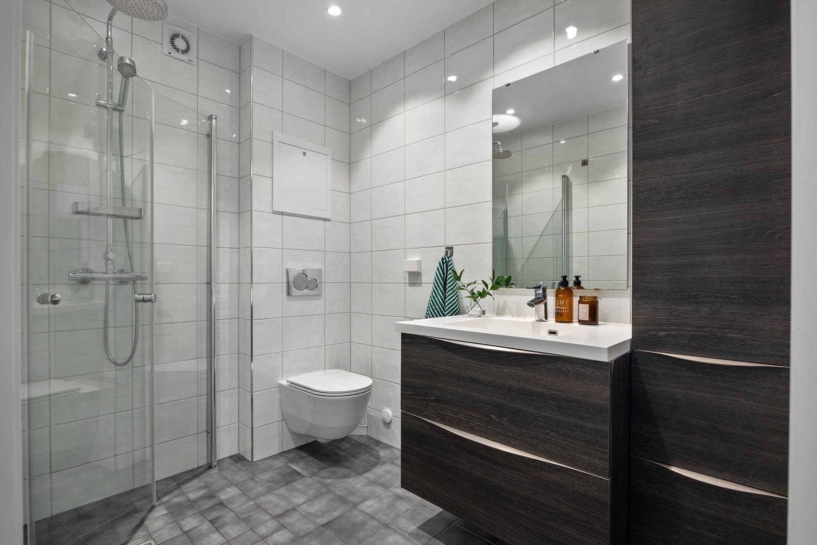 Lekkert, flislagt baderom fra 2015 med gulvvarme og downlights. Galleribilde