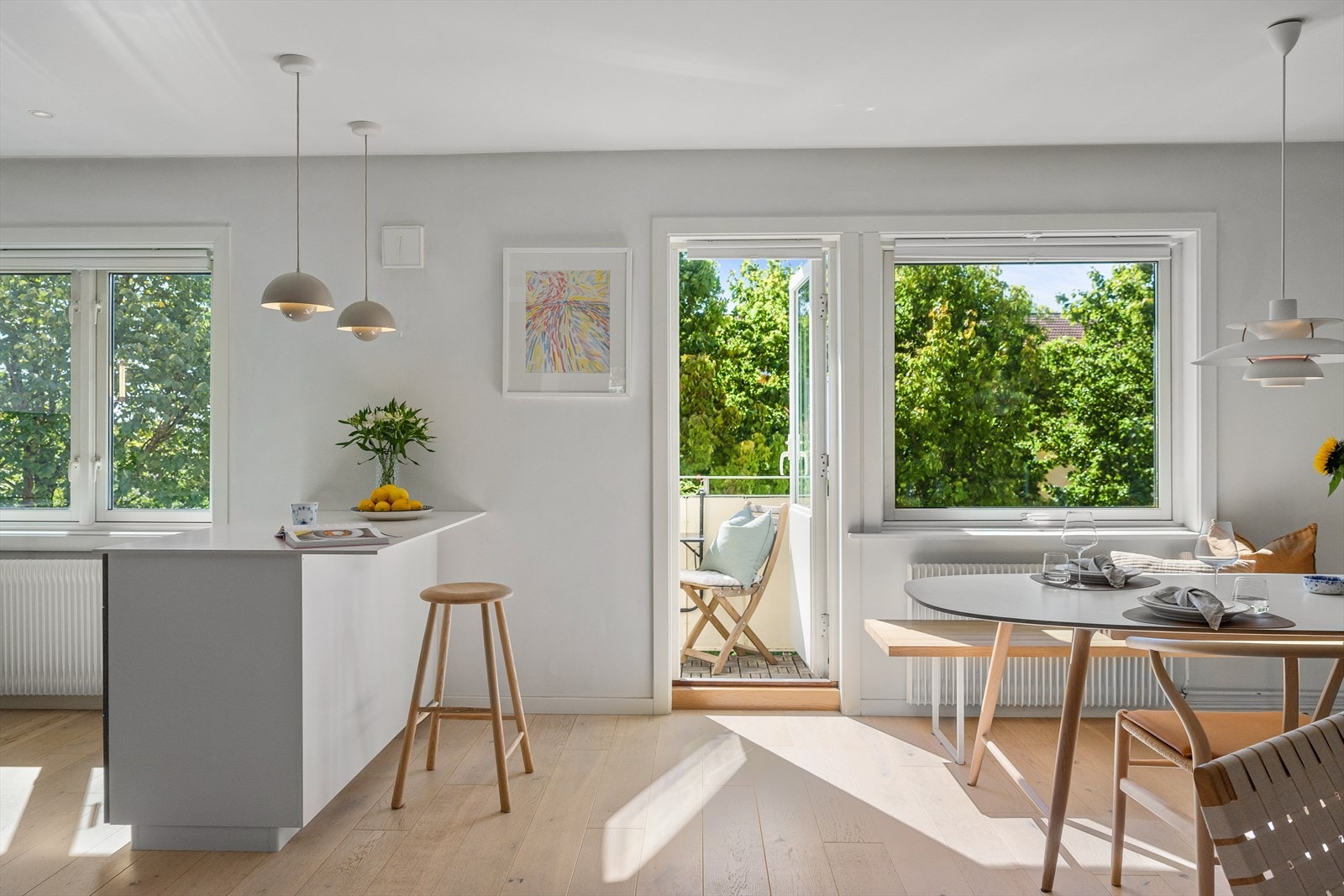 Velkommen til Grefsenveien 42A! Dette er en lys, luftig og gjennomgående 3-roms toppleilighet med sydvendt balkong og herlig utsikt. Galleribilde