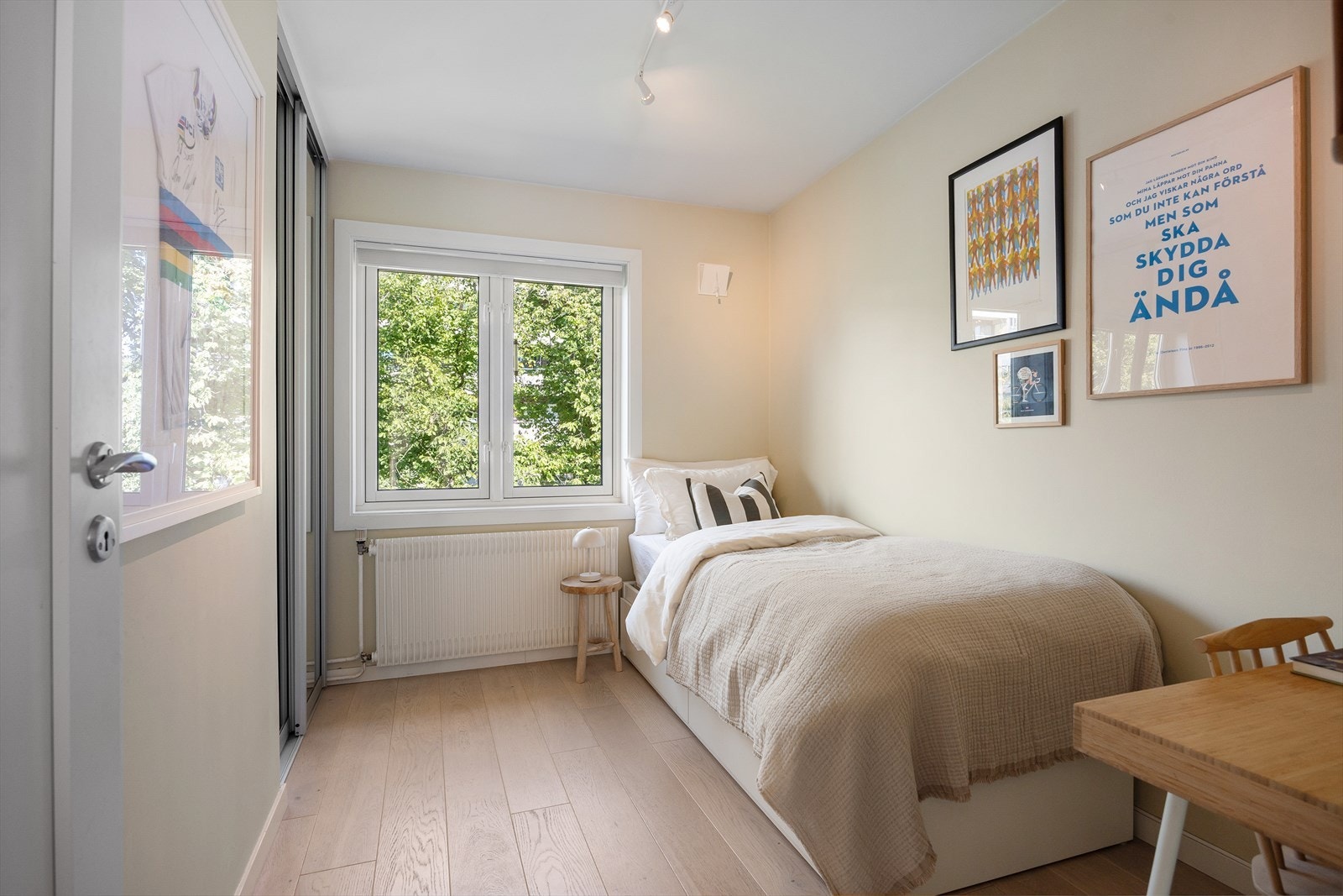 Soverom 2 er romslig med god plass til seng og øvrige møbler. Rommet er fleksibelt i bruk og egner seg like godt som barnerom, gjesterom eller hjemmekontor - alt etter behov. Galleribilde