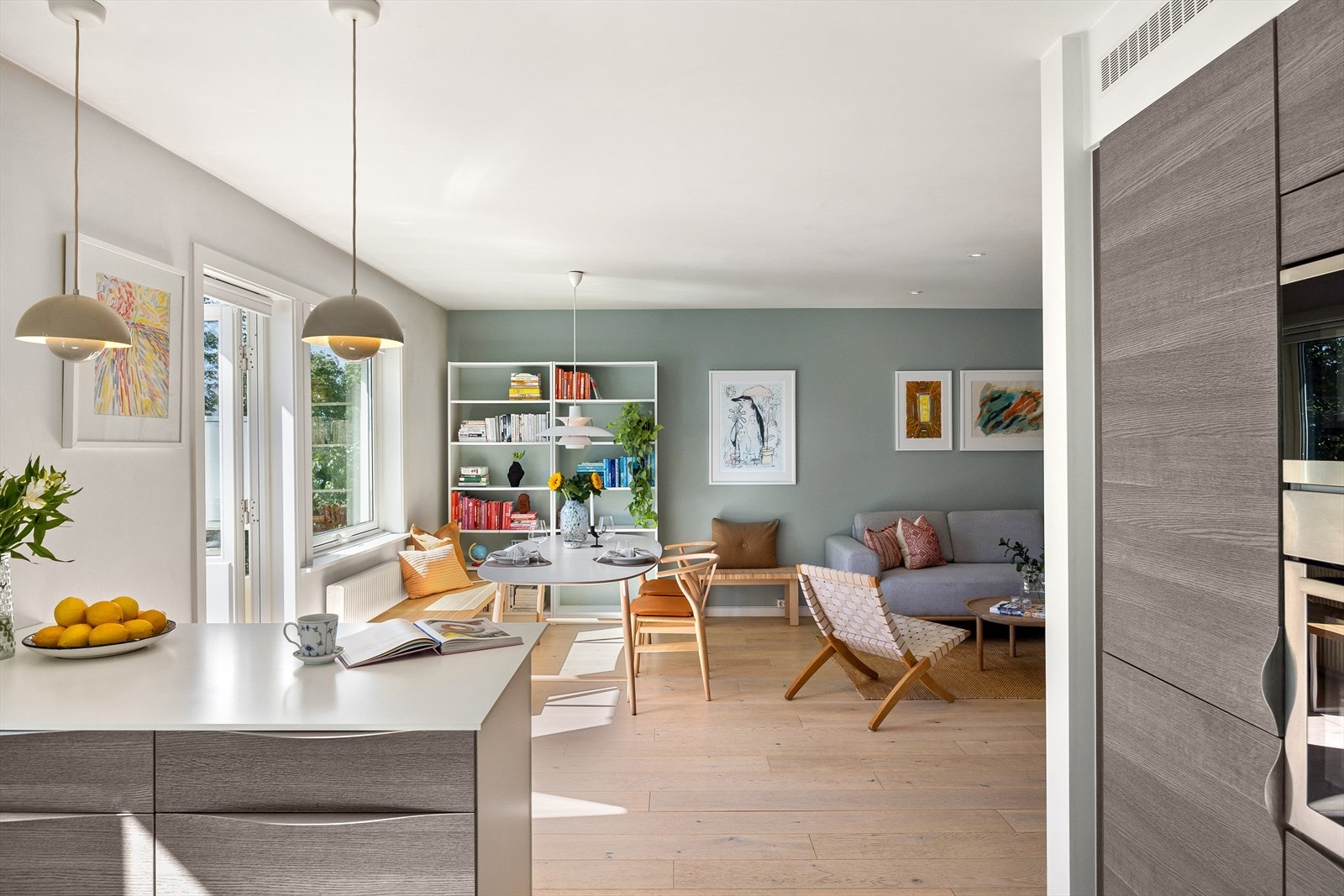 Den åpne og sosiale kjøkken-/stueløsningen skaper en luftig romfølelse og god sammenheng mellom sonene. Galleribilde