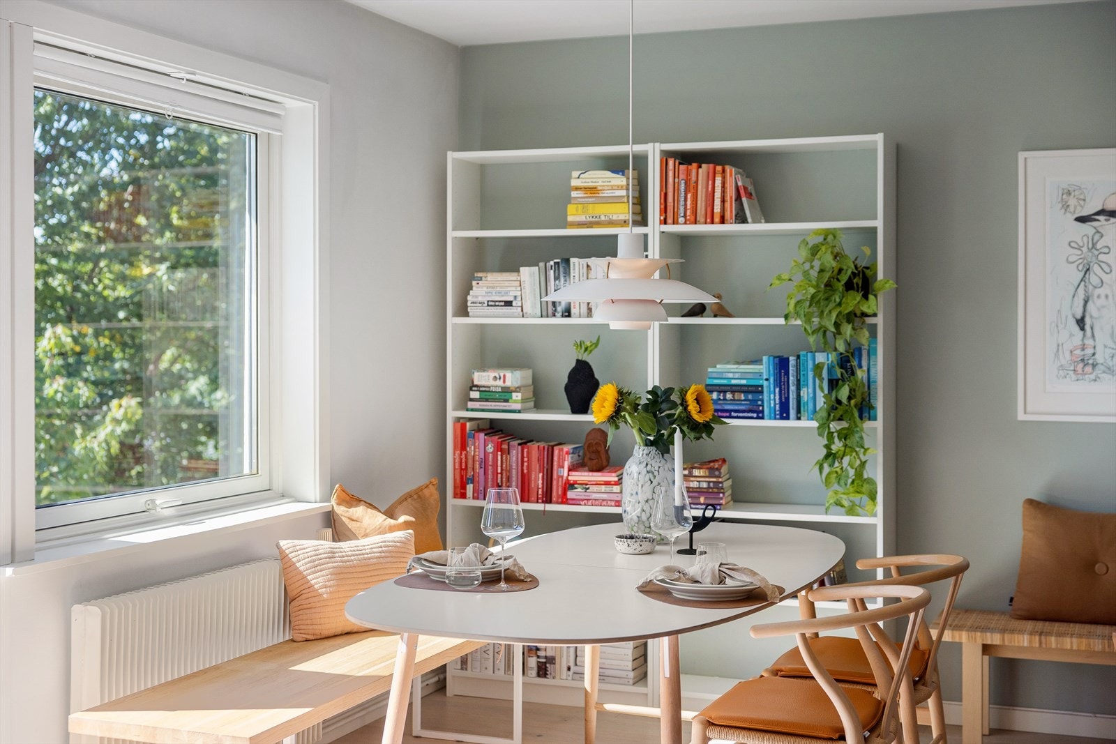 Stuen har god plass til et hyggelig spisebord, perfekt for middager og hyggelige sammenkomster med venner og familie. Galleribilde