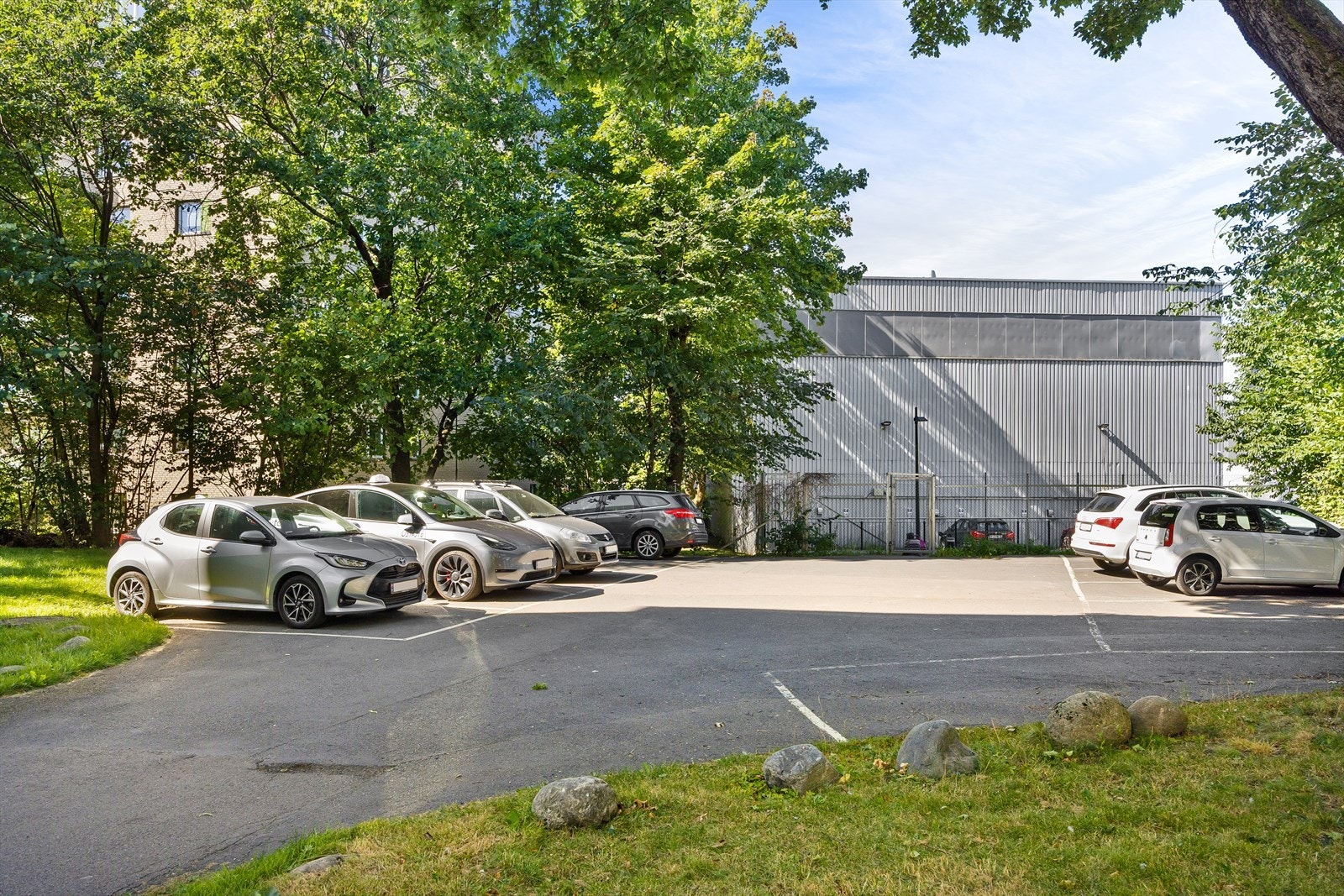 Sameiet har 12 parkeringsplasser på tomten hvorav 3 benyttes som gjesteplasser. Galleribilde