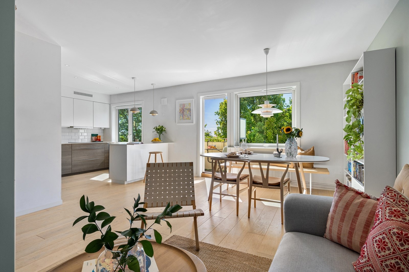 Leiligheten ble omfattende oppusset i 2015 med nytt bad, kjøkken, gulv og øvrige overflater, noe som gir en moderne og gjennomført standard. Galleribilde