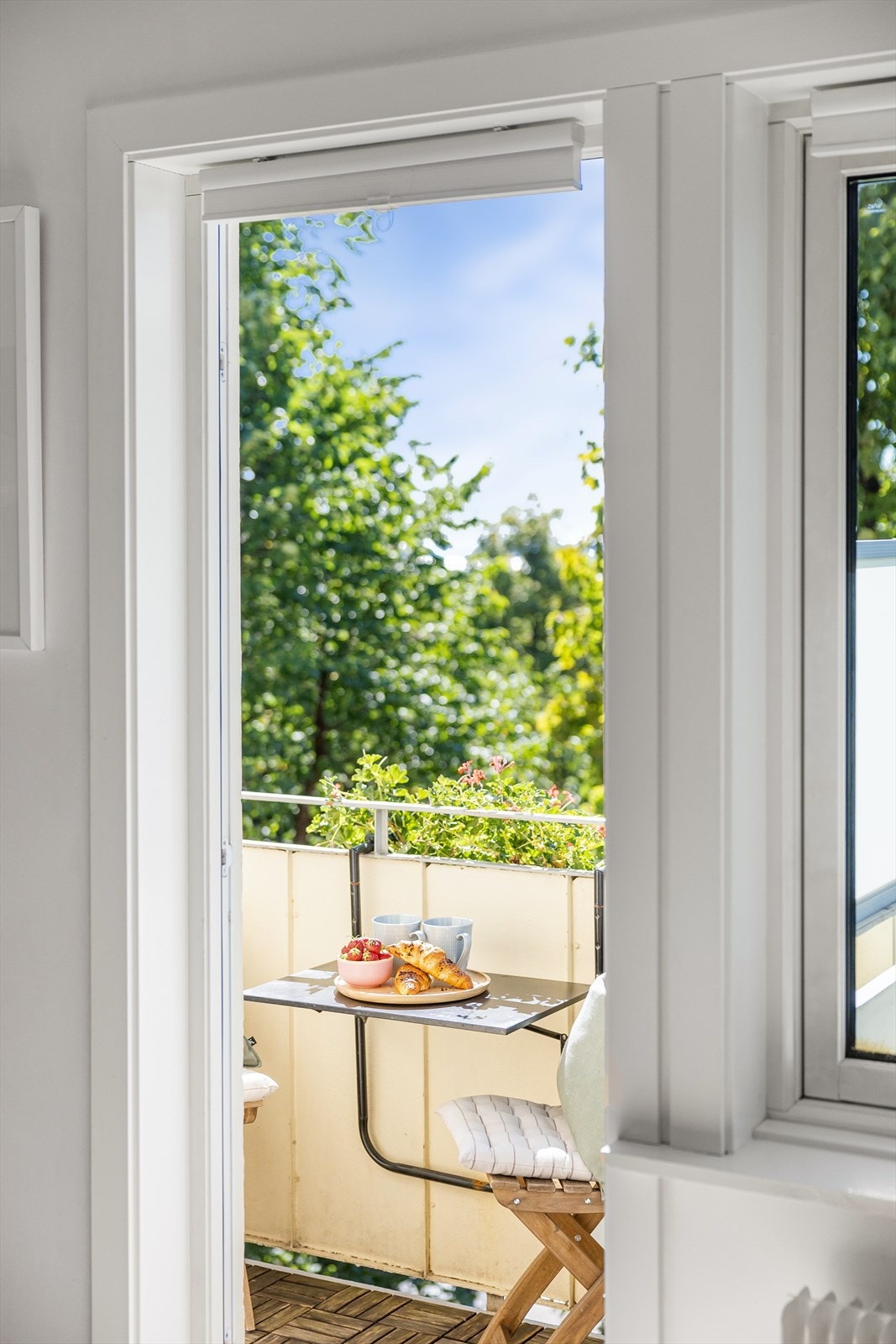 Fra stuen er det utgang til en koselig, sydvendt balkong på ca. 2 m² med gode solforhold. Galleribilde