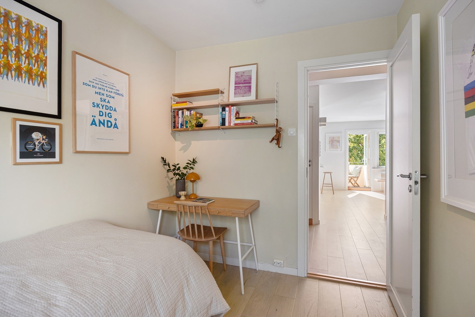 Praktisk oppbevaring er ivaretatt med en romslig skyvedørsgarderobe. Galleribilde