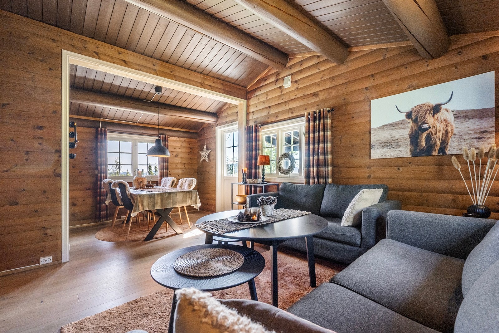 Dette er ei koselig og lun hytte som nylig er pusset opp innvendig med overflatebehandling Galleribilde