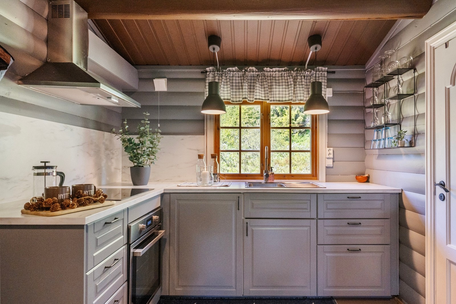 Eiendommen har pdd. privat vann- og avløpsanlegg. Eiendommen vil sansynligvis bli pålagt tilknyttning til kommunalt VA-nett på sikt. Galleribilde