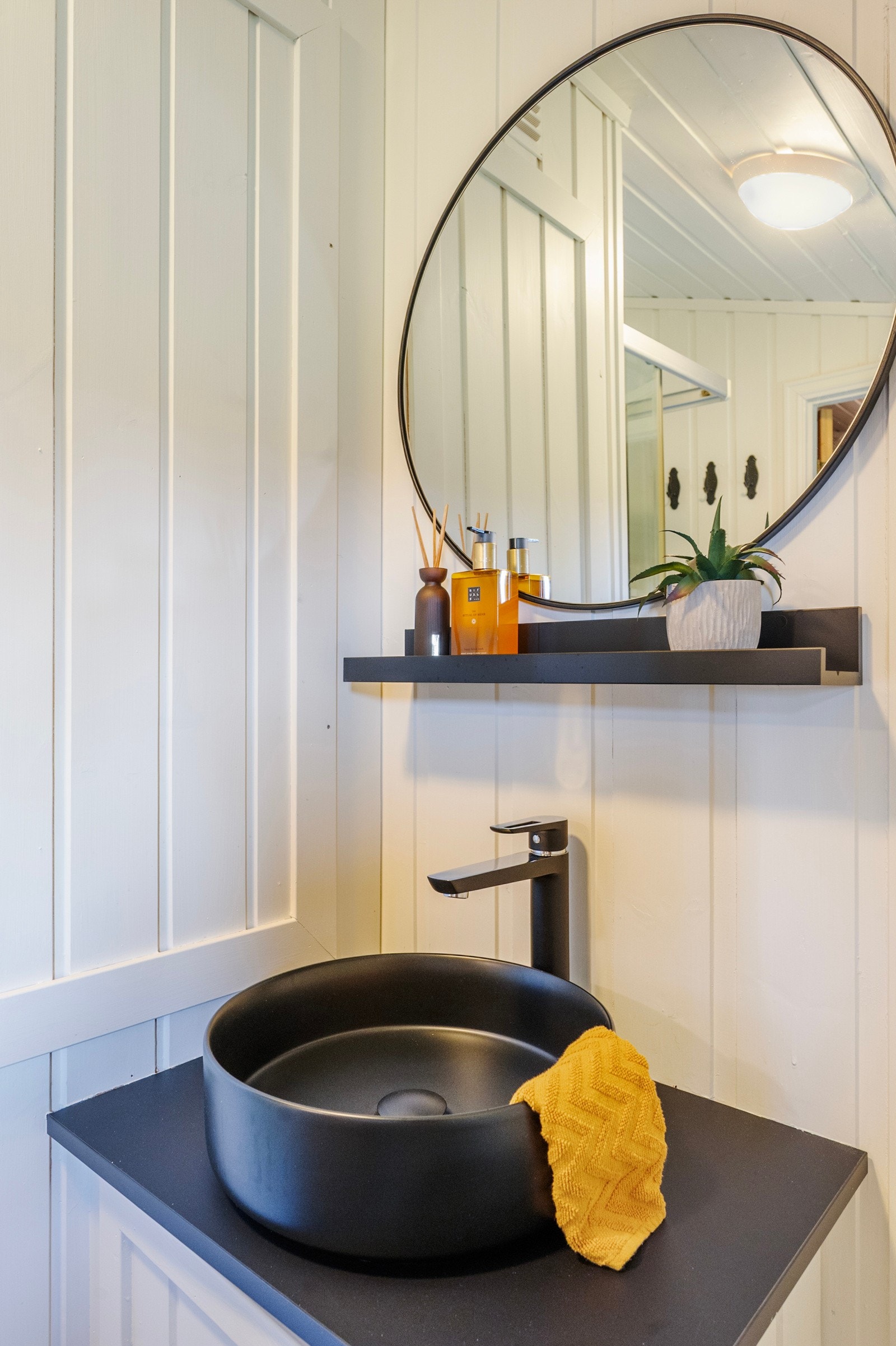 Dusjkabinett, WC og servant montert i rommet. Galleribilde