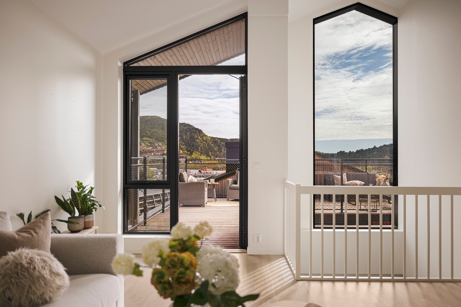 Herfra er det utgang til en solrik og skjermet terrasse på ca 30 kvm. Galleribilde