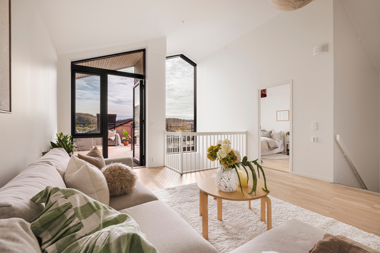 Lofstuen er lys og romslig med svært god takhøyde. Leiligheten har gjennomgående parkett på gulv foruten bad og toalettrom. Galleribilde