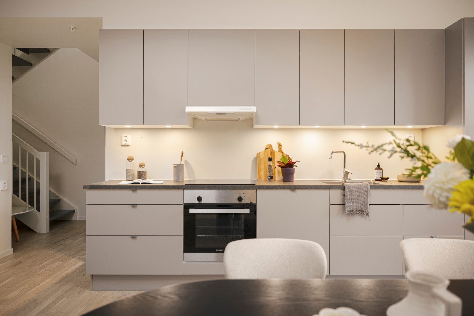 Med kjøkkenet medfølger integrerte hvitevarer som stekeovn, platetopp, oppvaskmaskin, ventilator og kjøl/fryseskap. Galleribilde