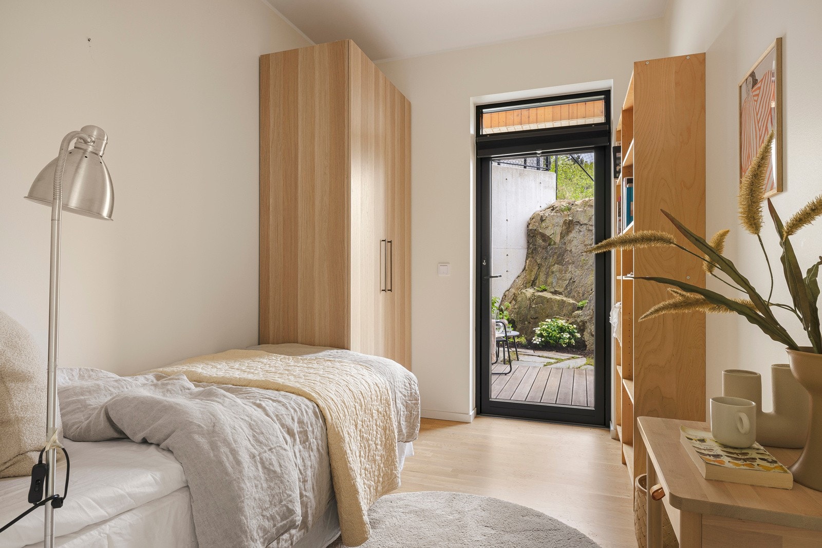 Fra soverommet er det utgang til en koselig hageflekk. Galleribilde