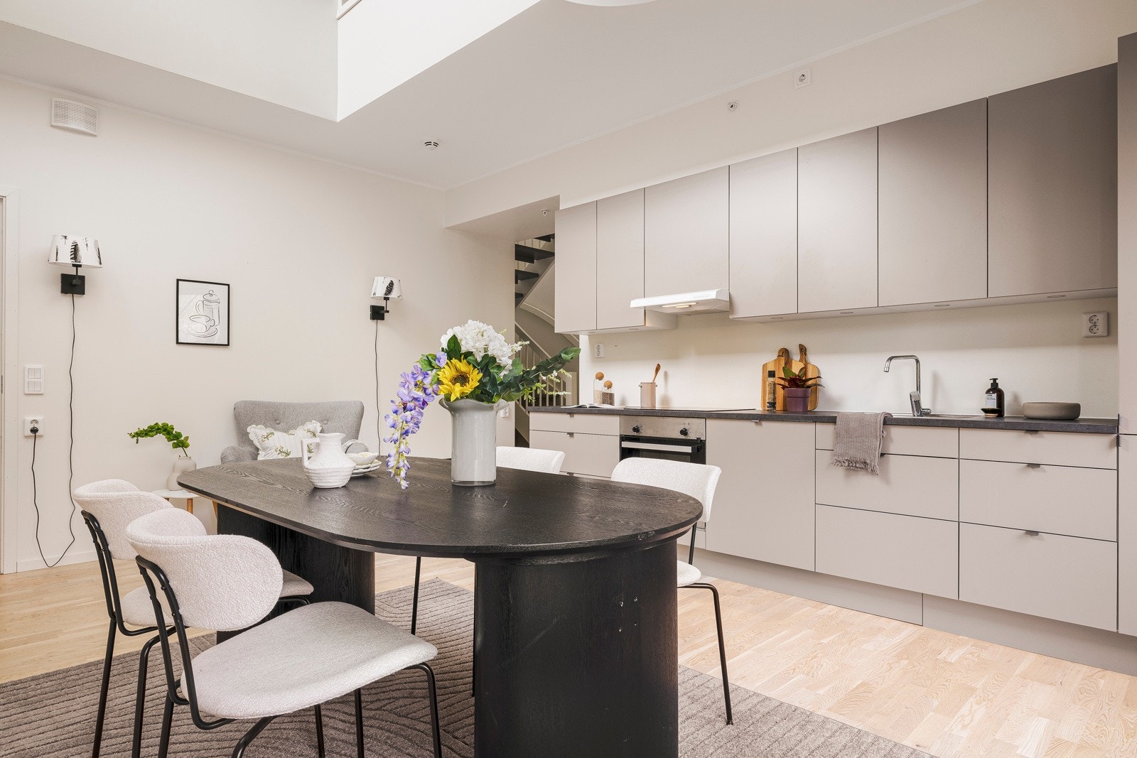 Det er montert vannstoppesystem og komfyrvakt. Kjøkkenet har avtrekk via balansert anlegg. Galleribilde