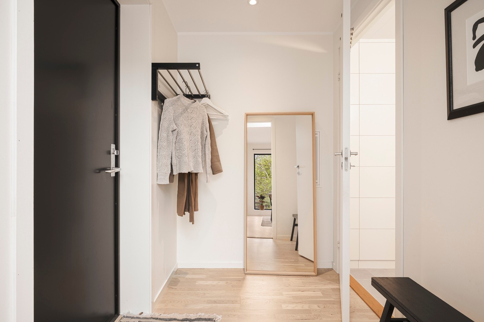 Entreen er lys og romslig med god plass til både sko og jakker. Galleribilde
