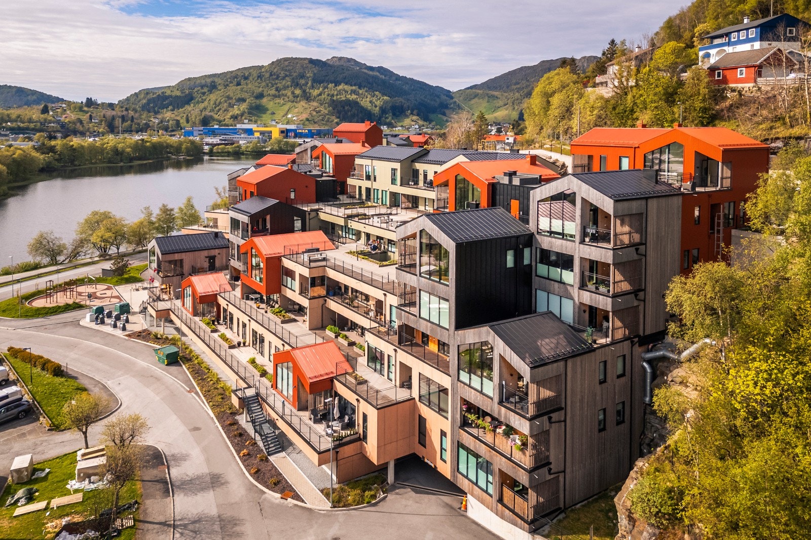 Har du barn så finner du Flaktveit barneskole og Kyrkjekrinsen barneskole en ca. 4 minutters kjøretur unna boligen. Galleribilde