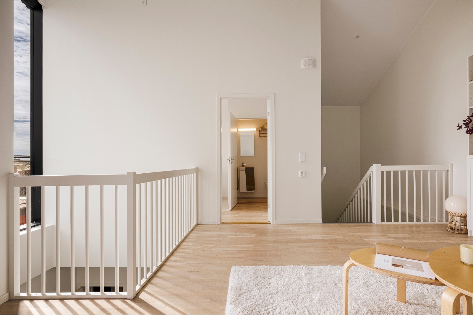 I denne etasjen er det også et stort soverom og ekstra toalett Galleribilde