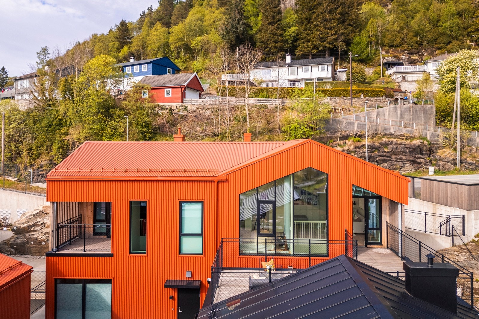 Liaparken ligger sentralt i Åsane like ved flotte Liavatnet som tilbyr fantastiske tur- og løpemuligheter. Det er også korte avstander til en rekke andre turmuligheter i nærområdet, som blant annet Postveien, Rollandsfjellet, Hjortland og Hjortlandsdalen. Galleribilde